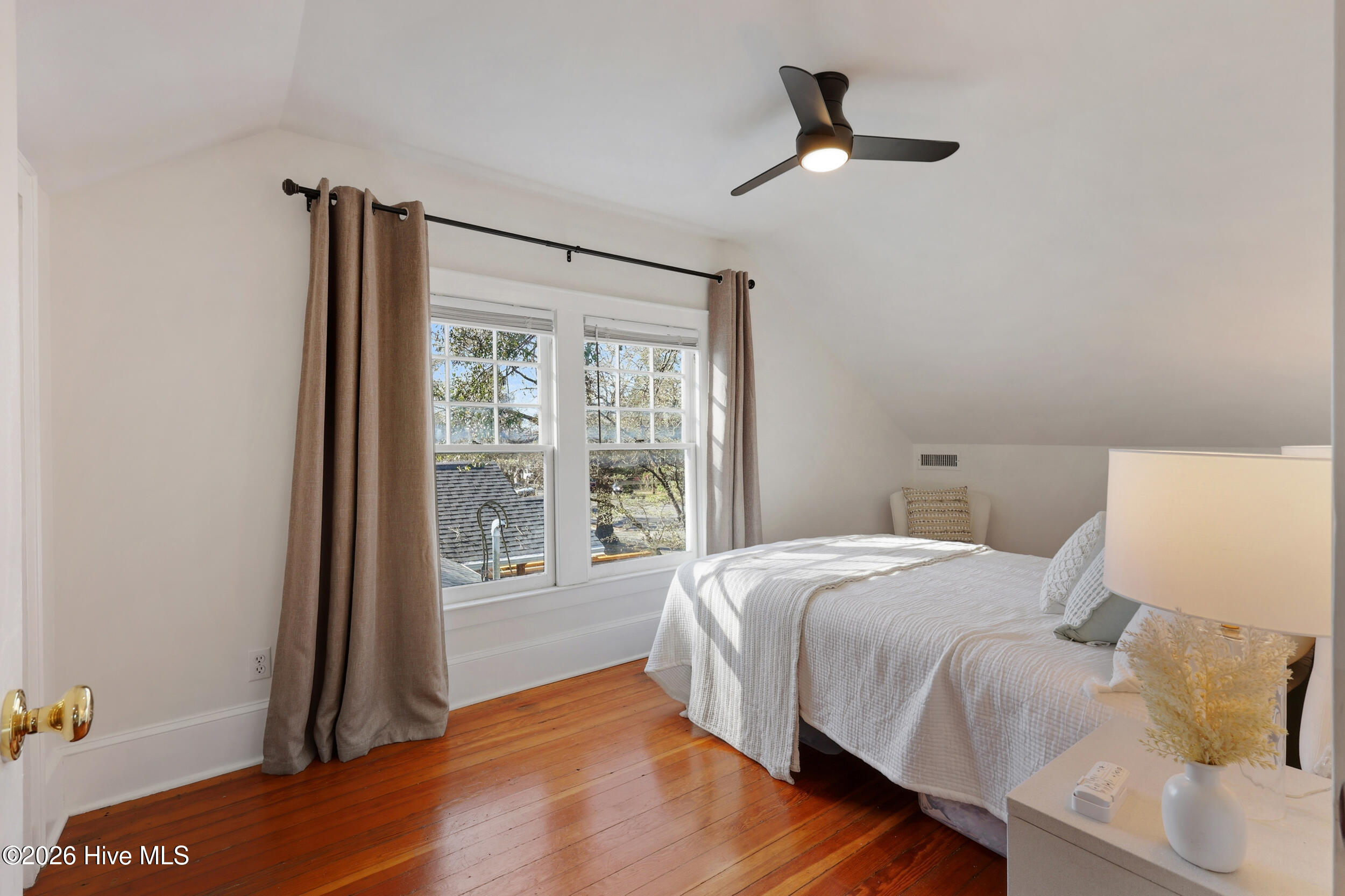 100562398 | Photo 23