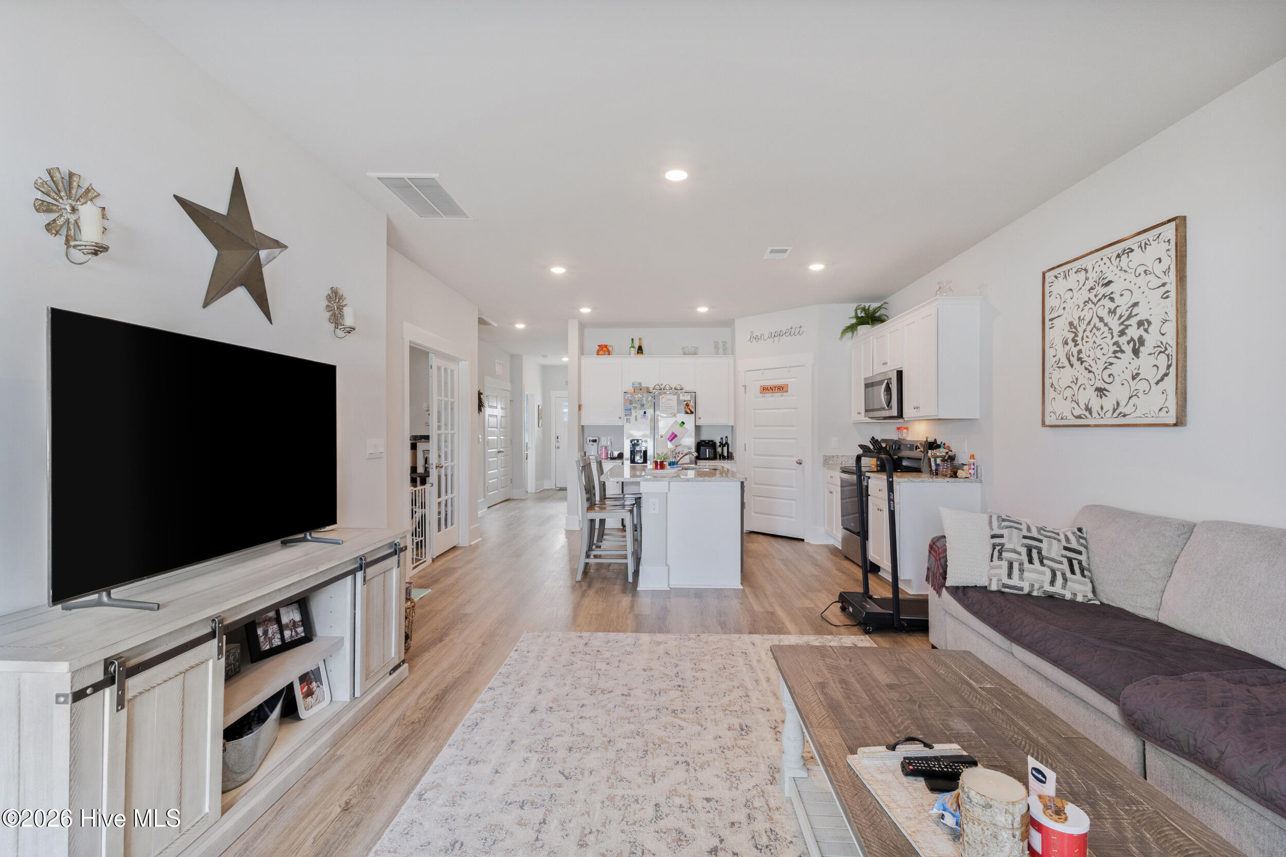 100561359 | Photo 23