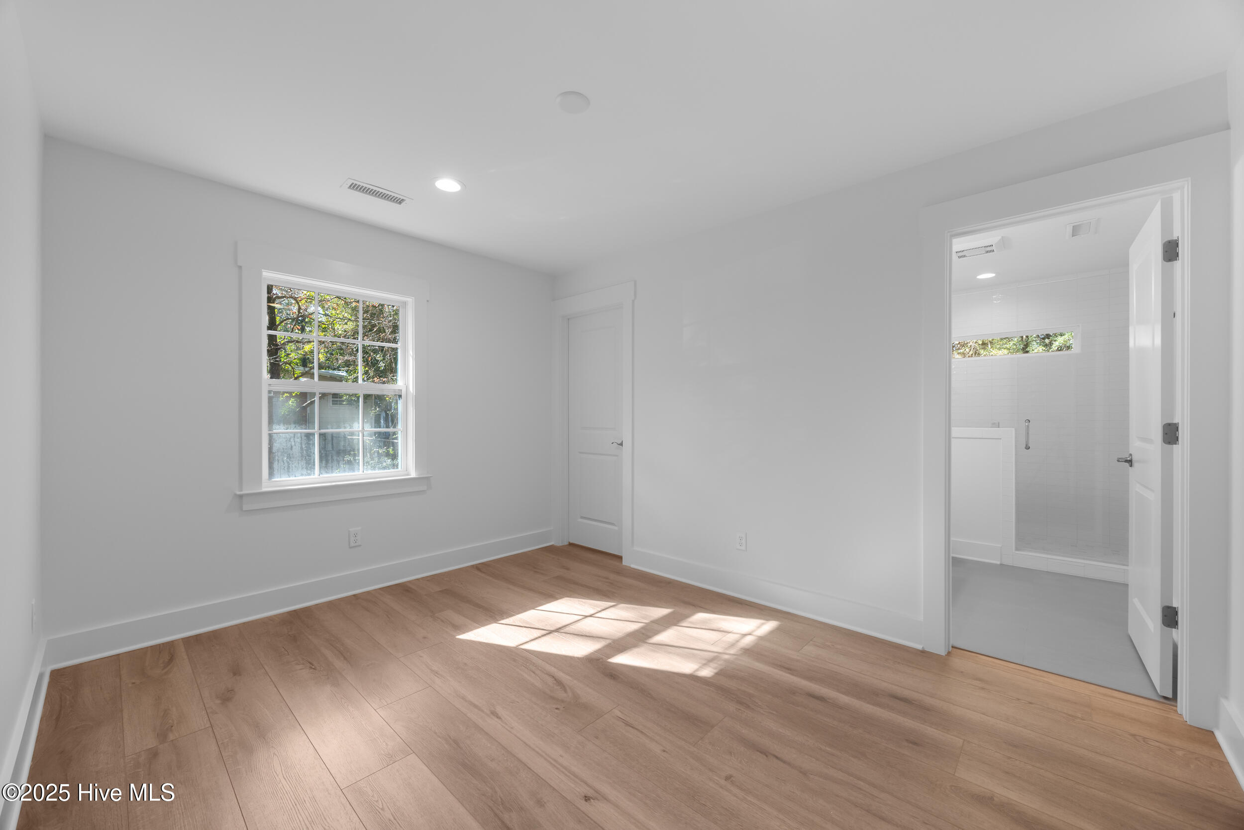 100544279 | Photo 16