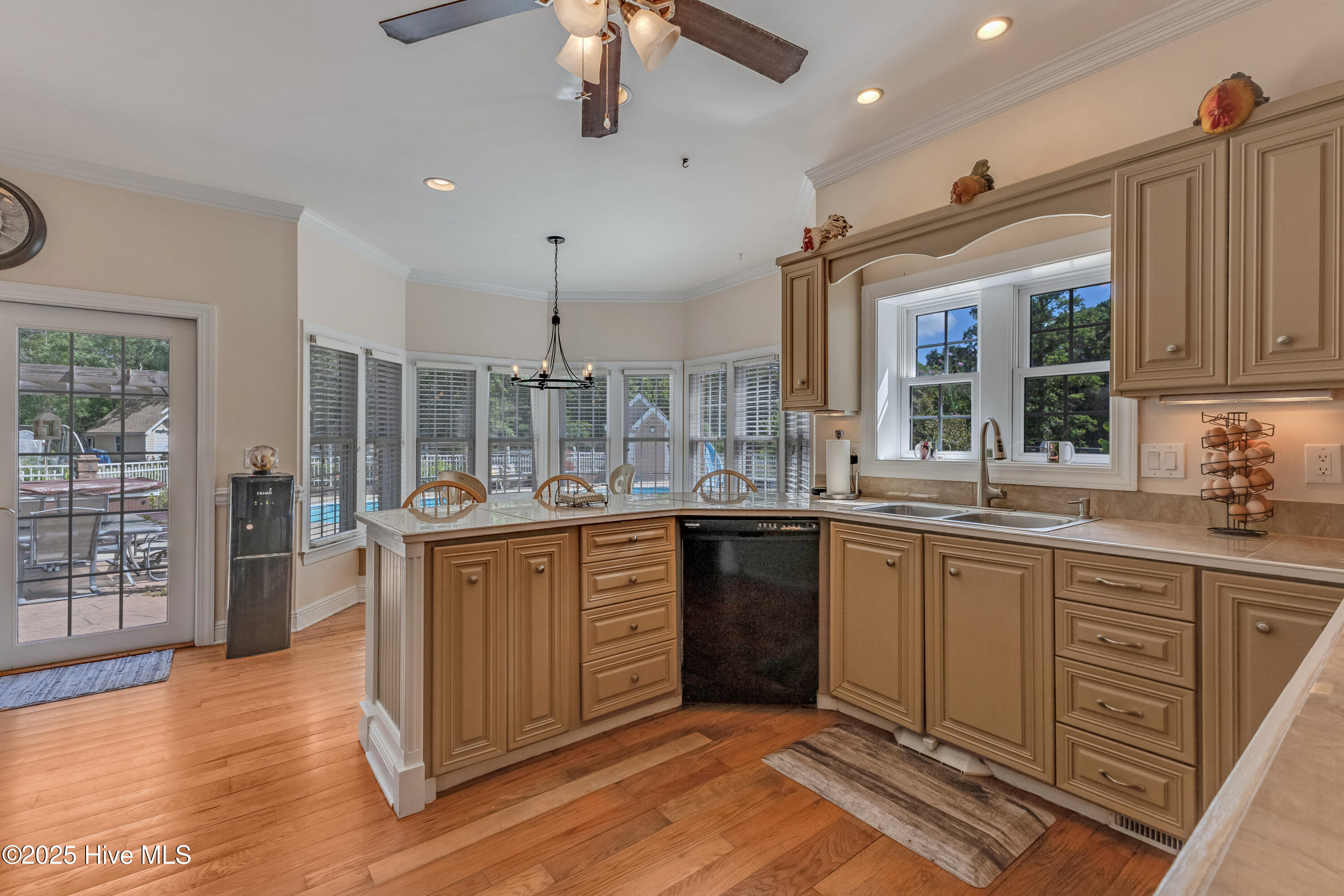 100517619 | Photo 23