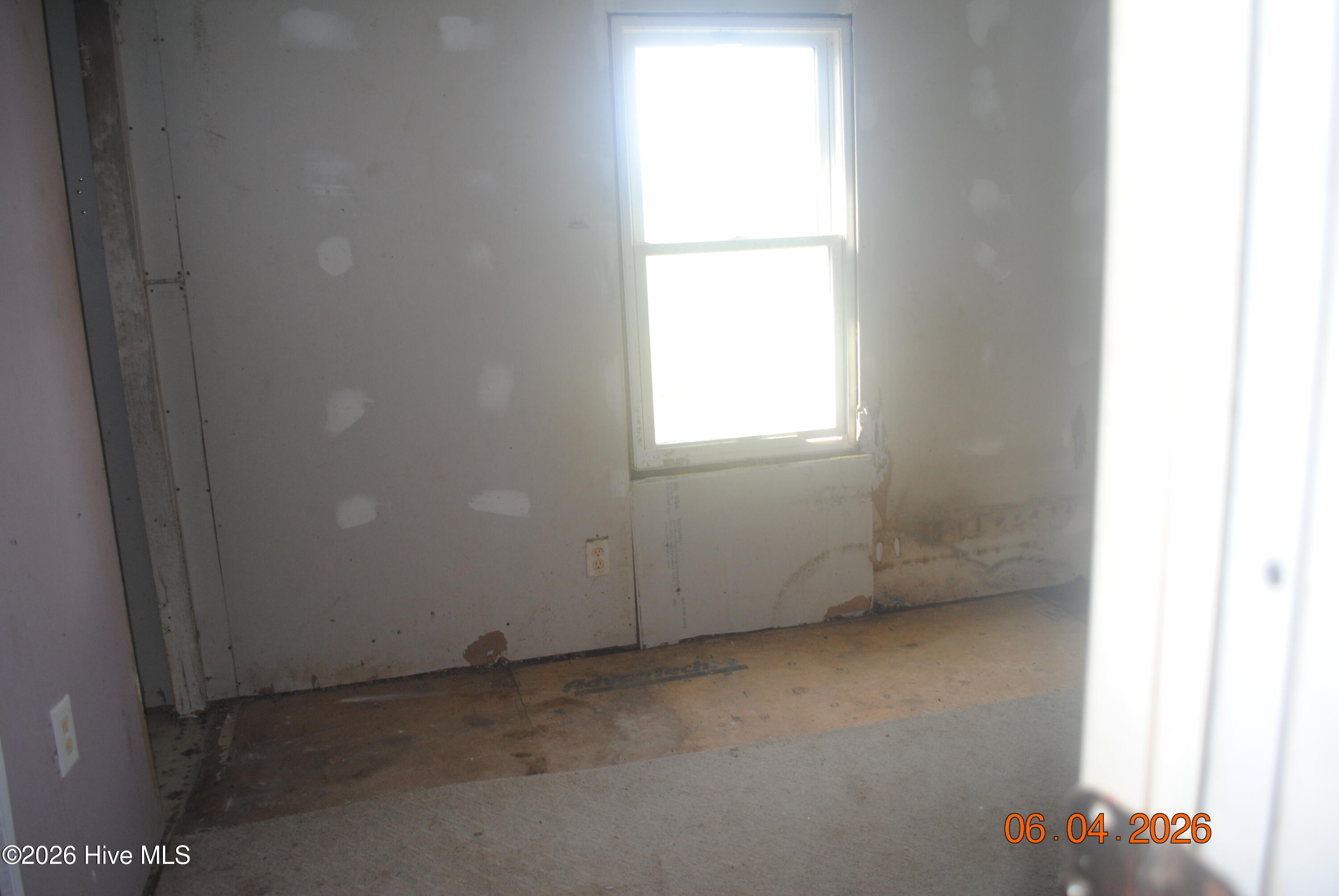 100565148 | Photo 15