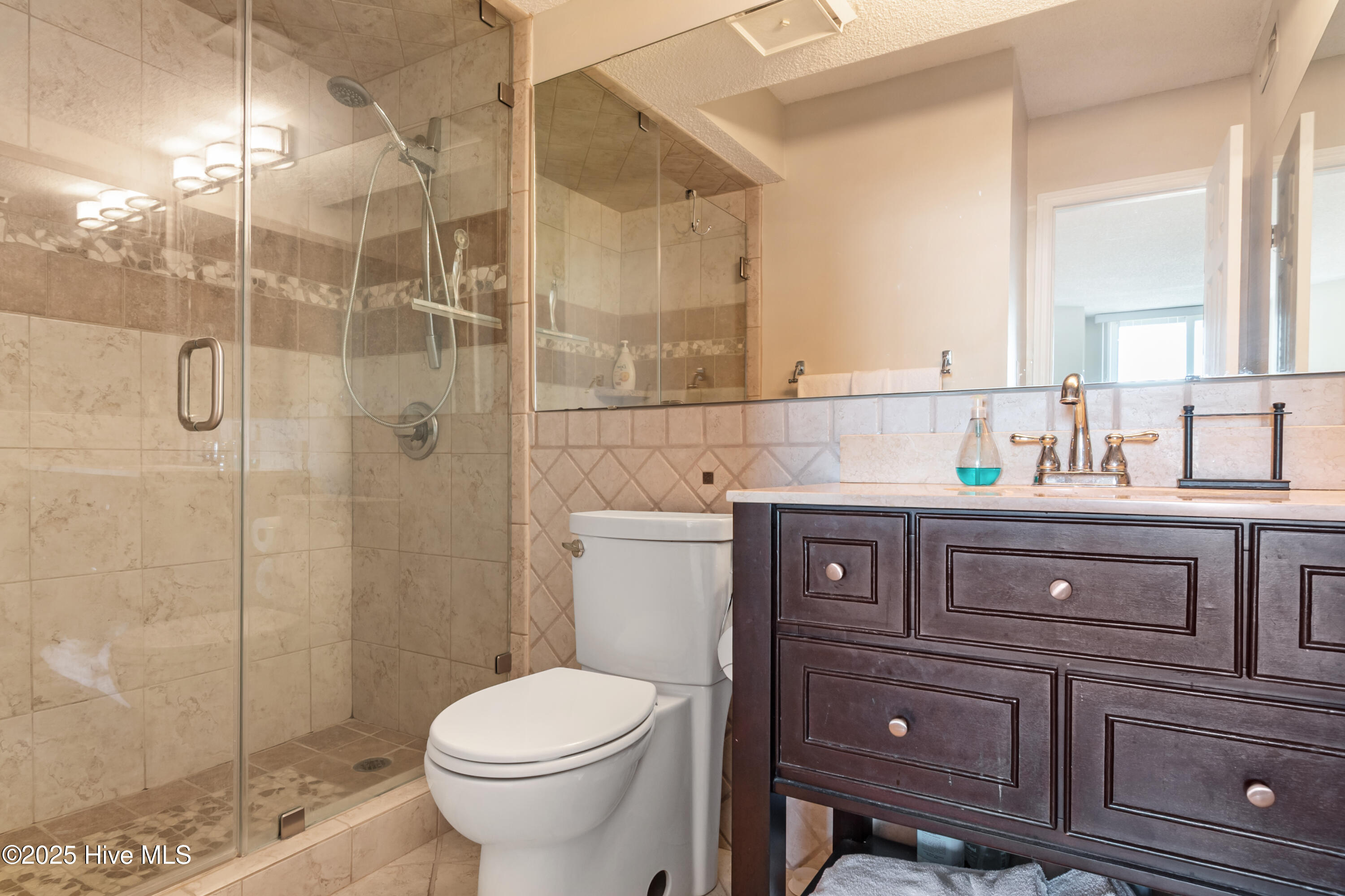 100510690 | Photo 13