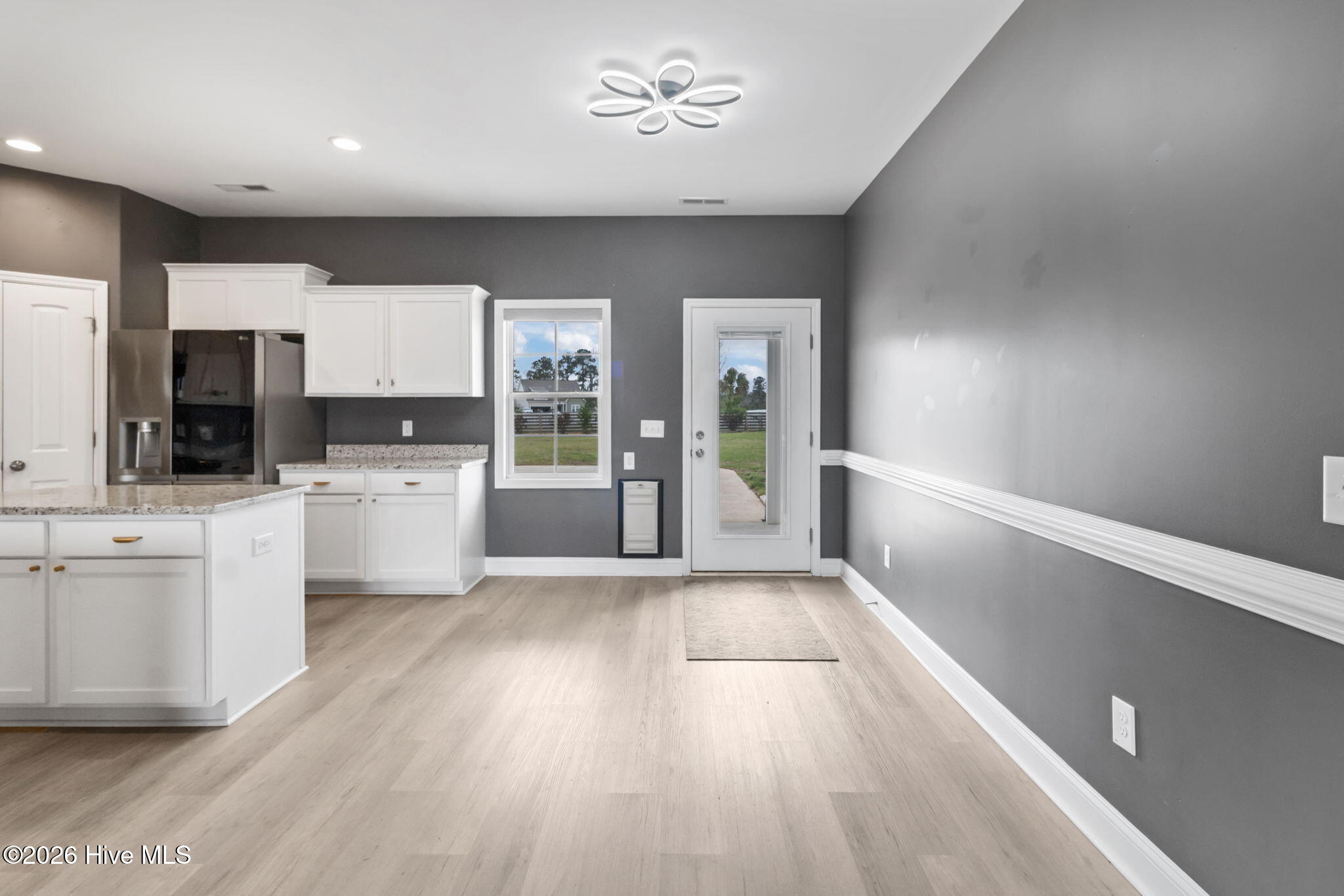 100560163 | Photo 15