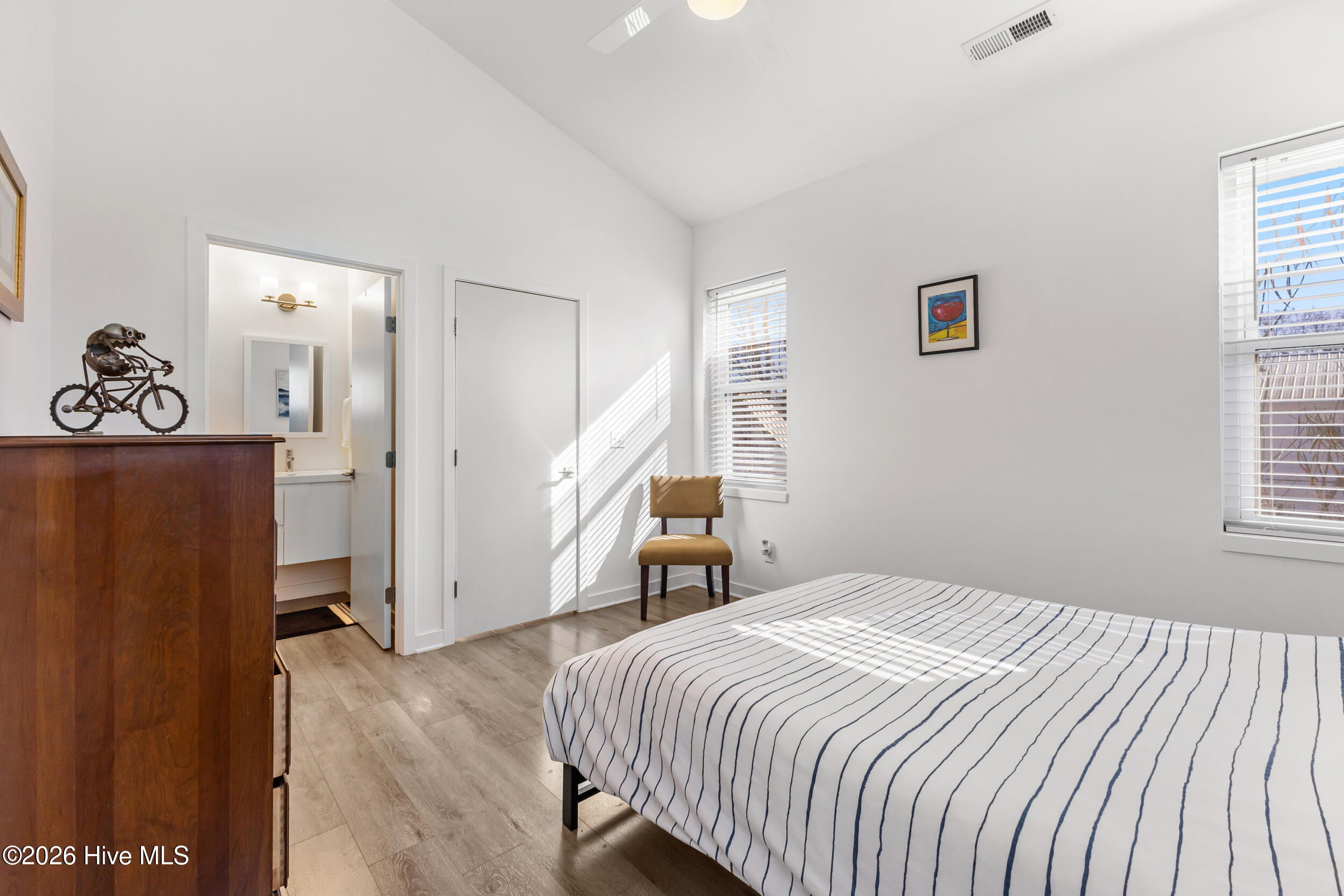 100557840 | Photo 17