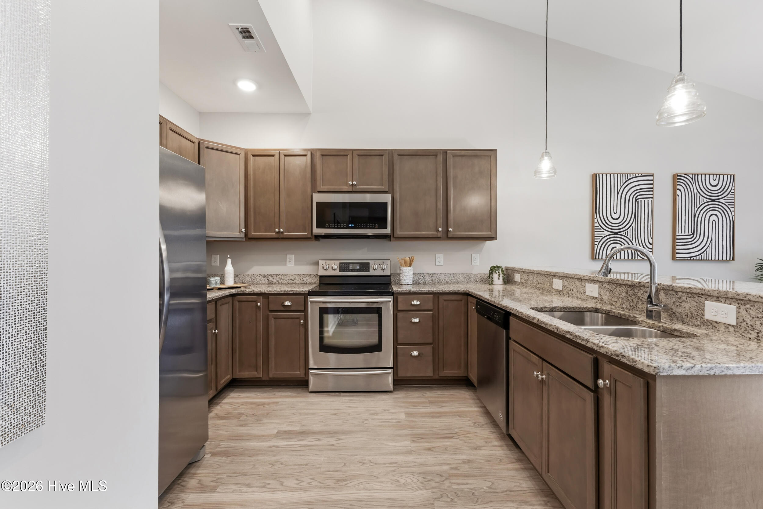 100558693 | Photo 13