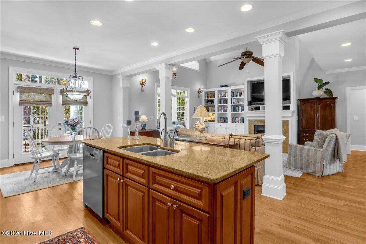 100565920 | Photo 16