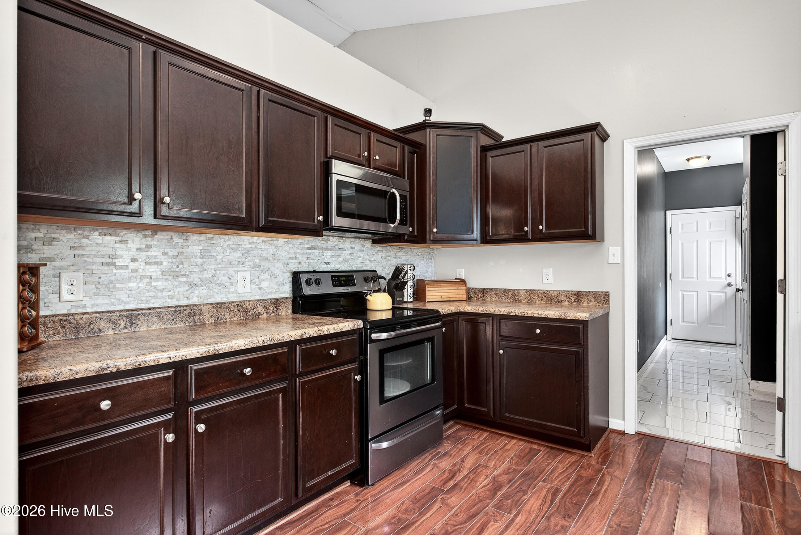 100567675 | Photo 11