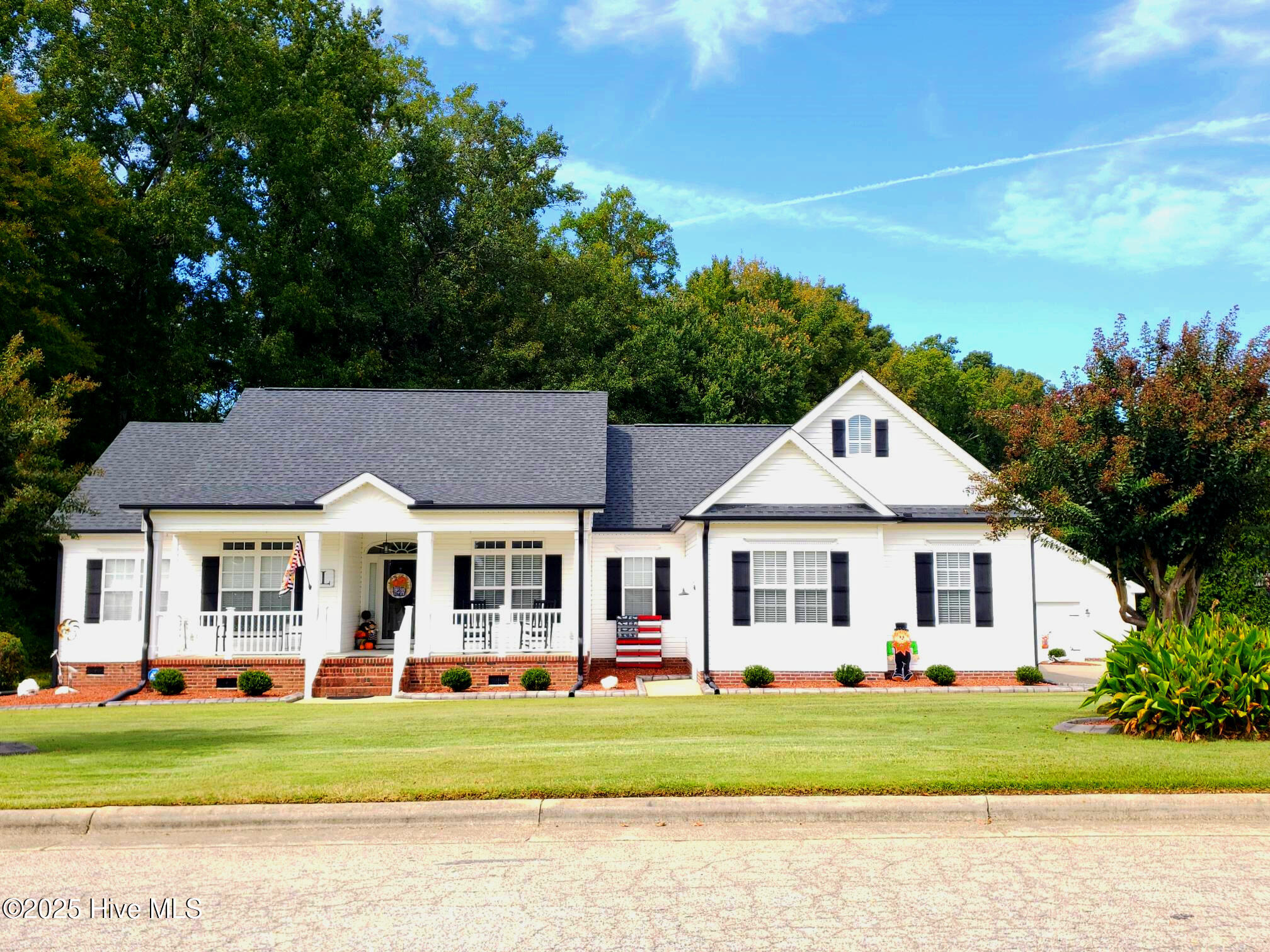 COVERED FRONT PORCH!