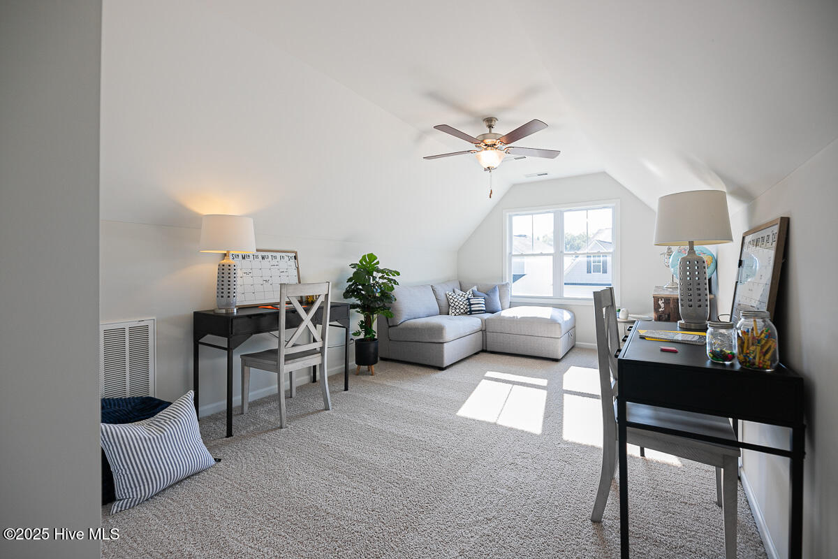 100547627 | Photo 12