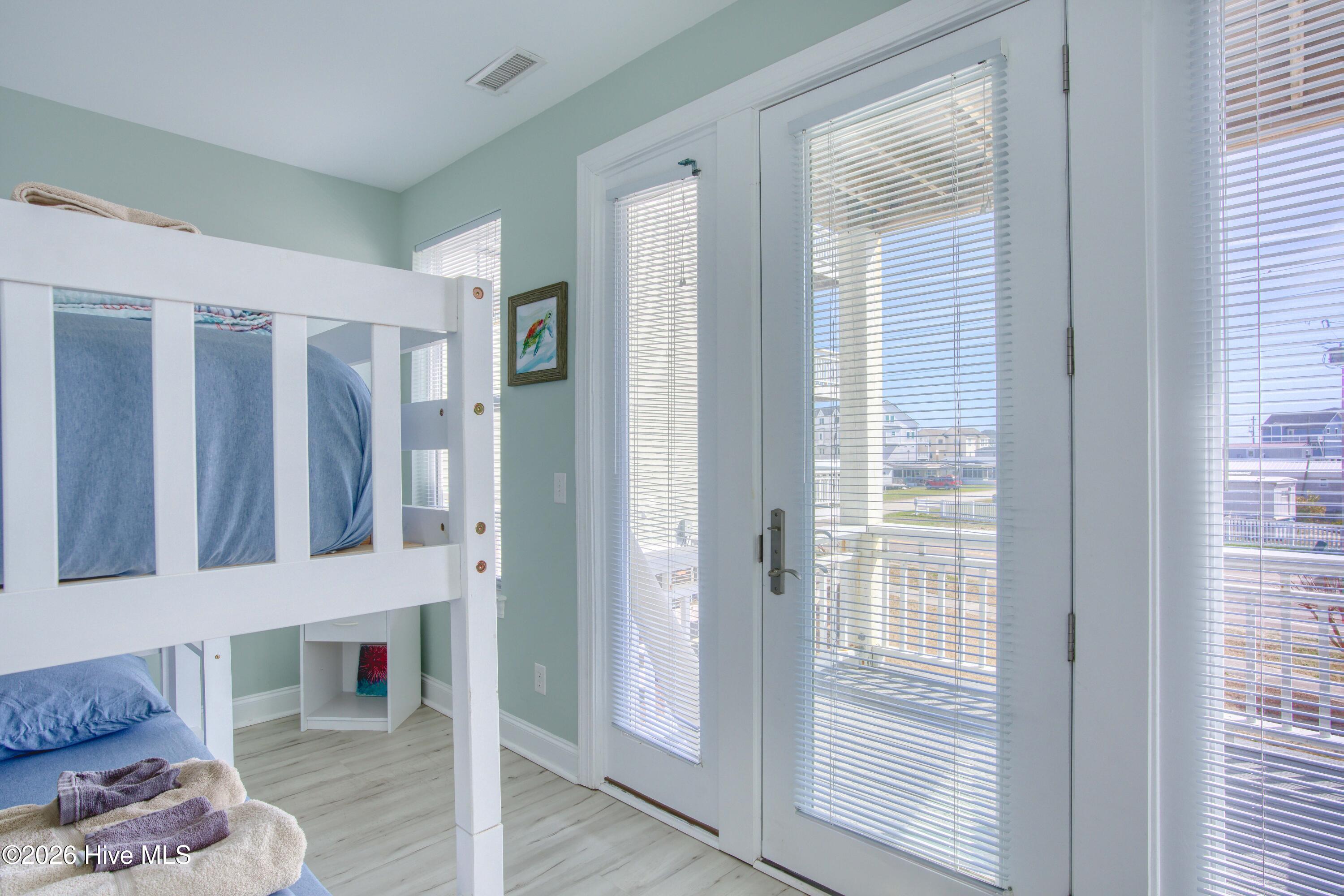 100558163 | Photo 23