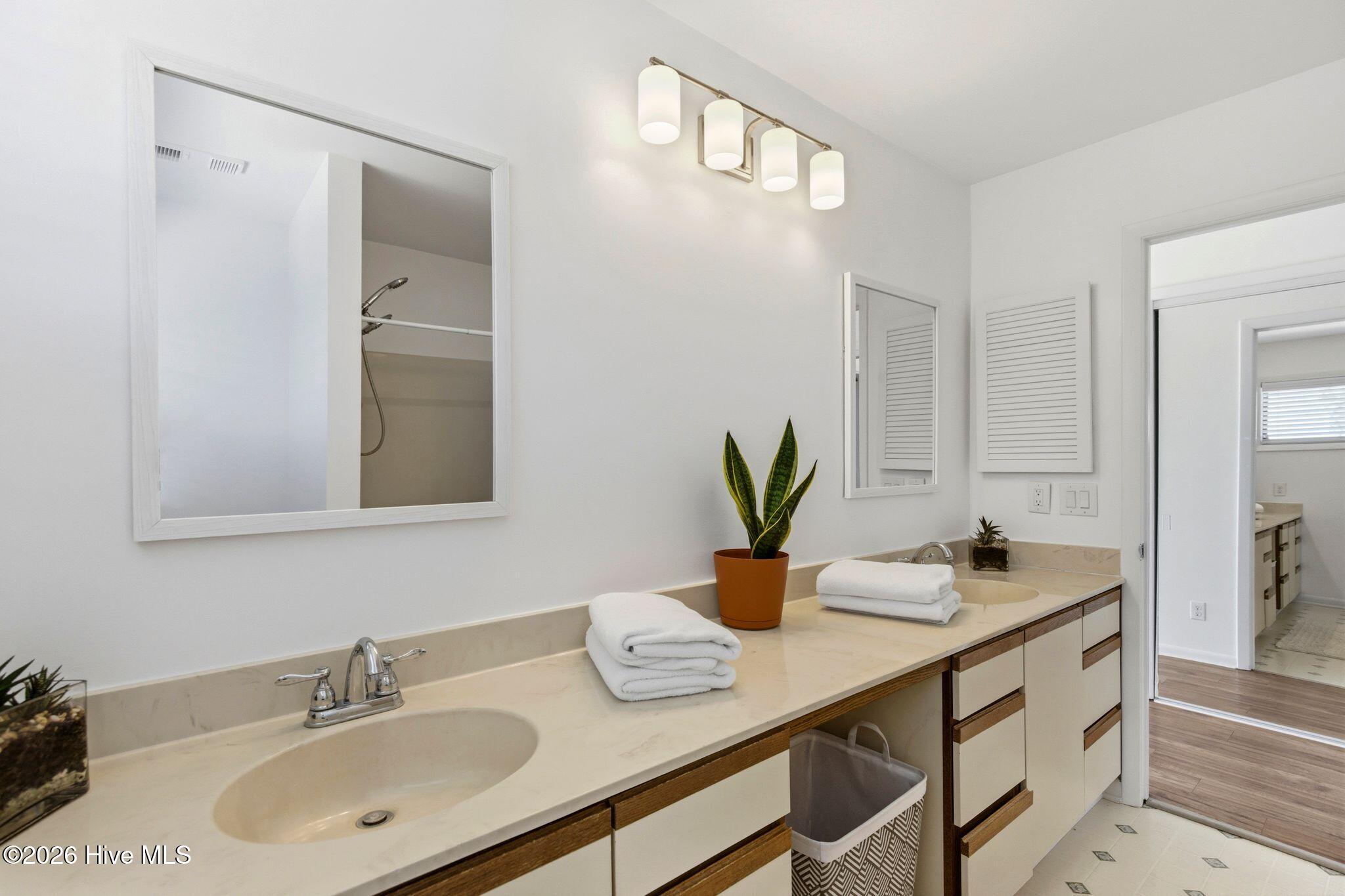 100568885 | Photo 25