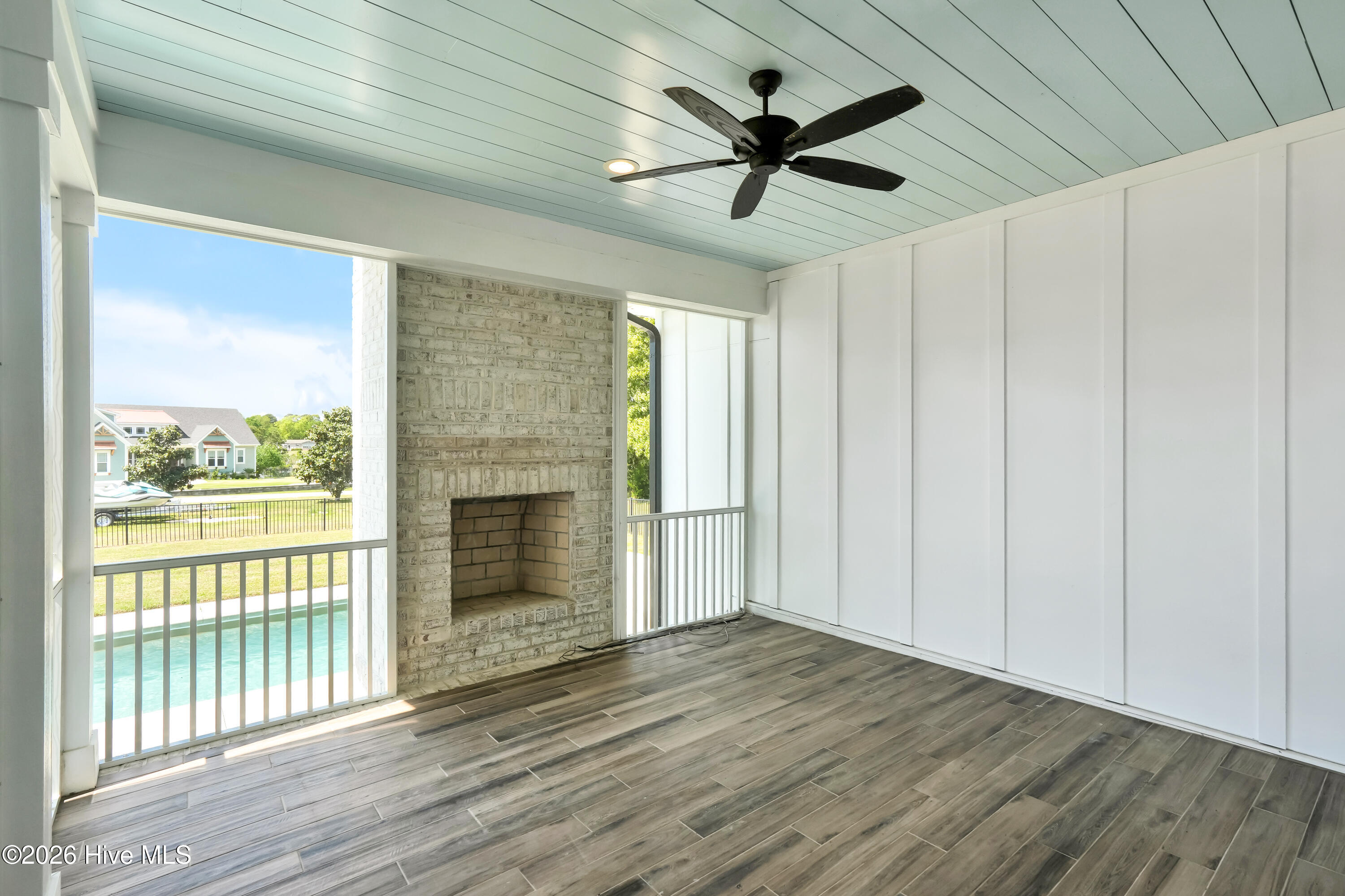 100567914 | Photo 23