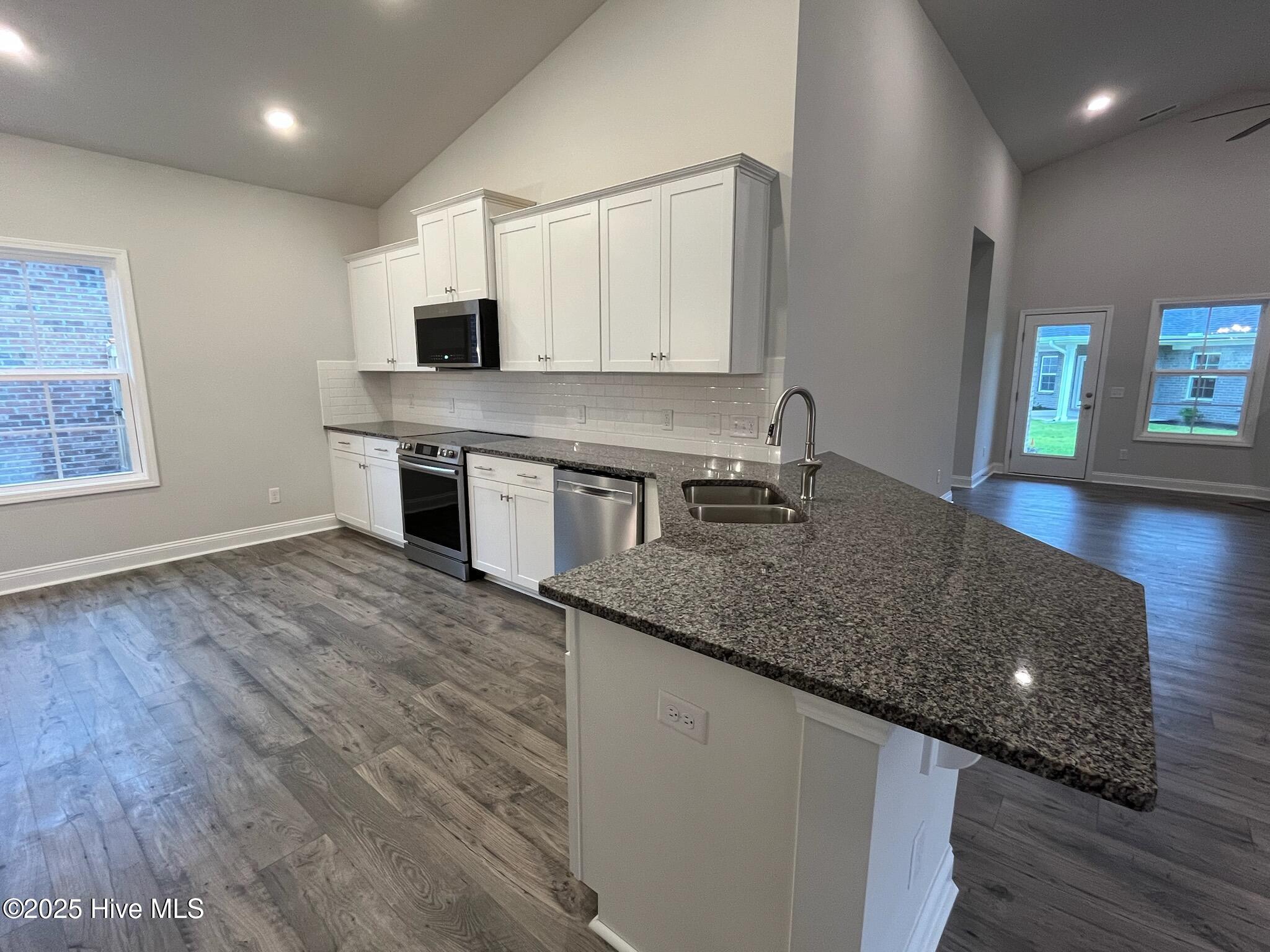 100452357 | Photo 16