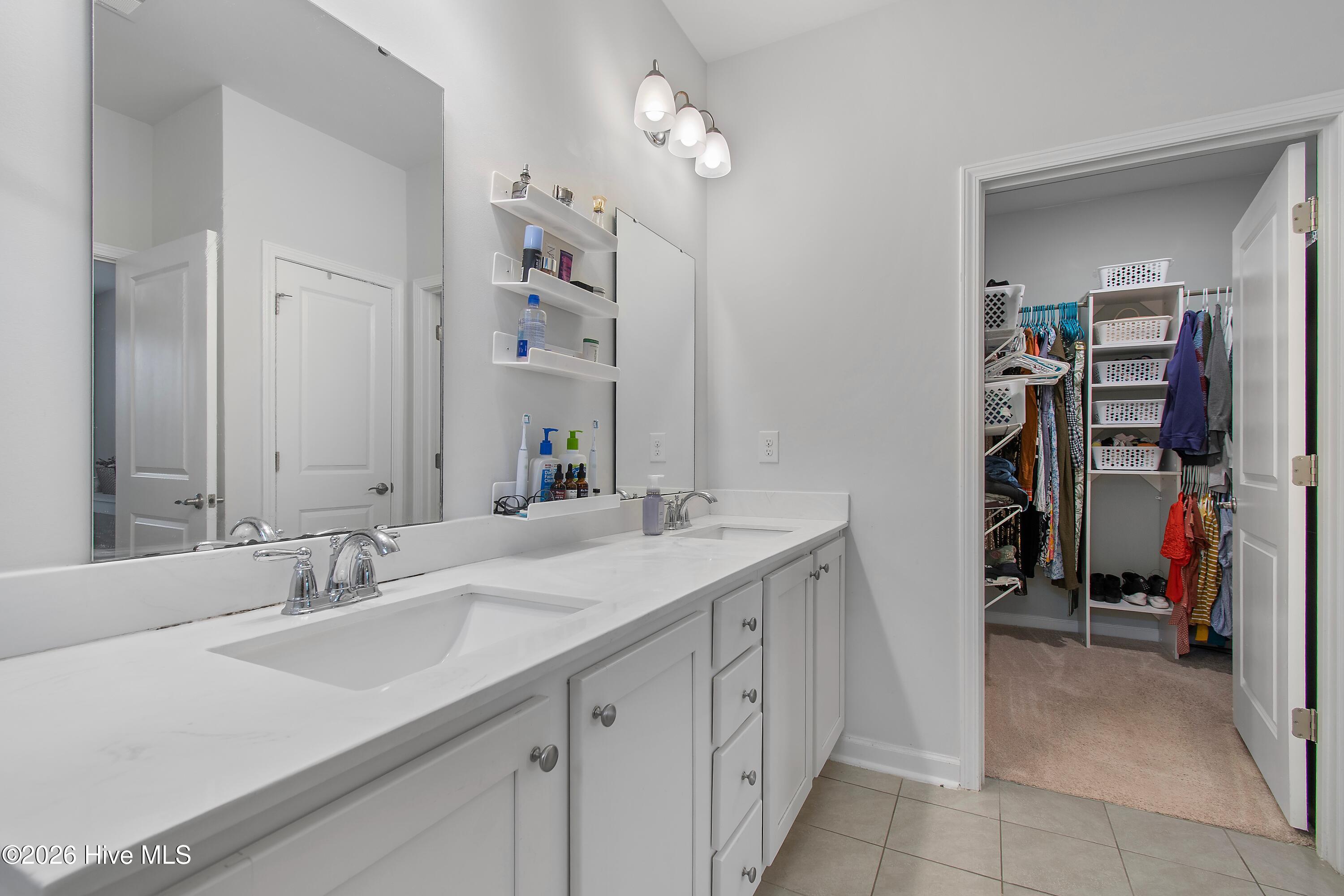 100560000 | Photo 18