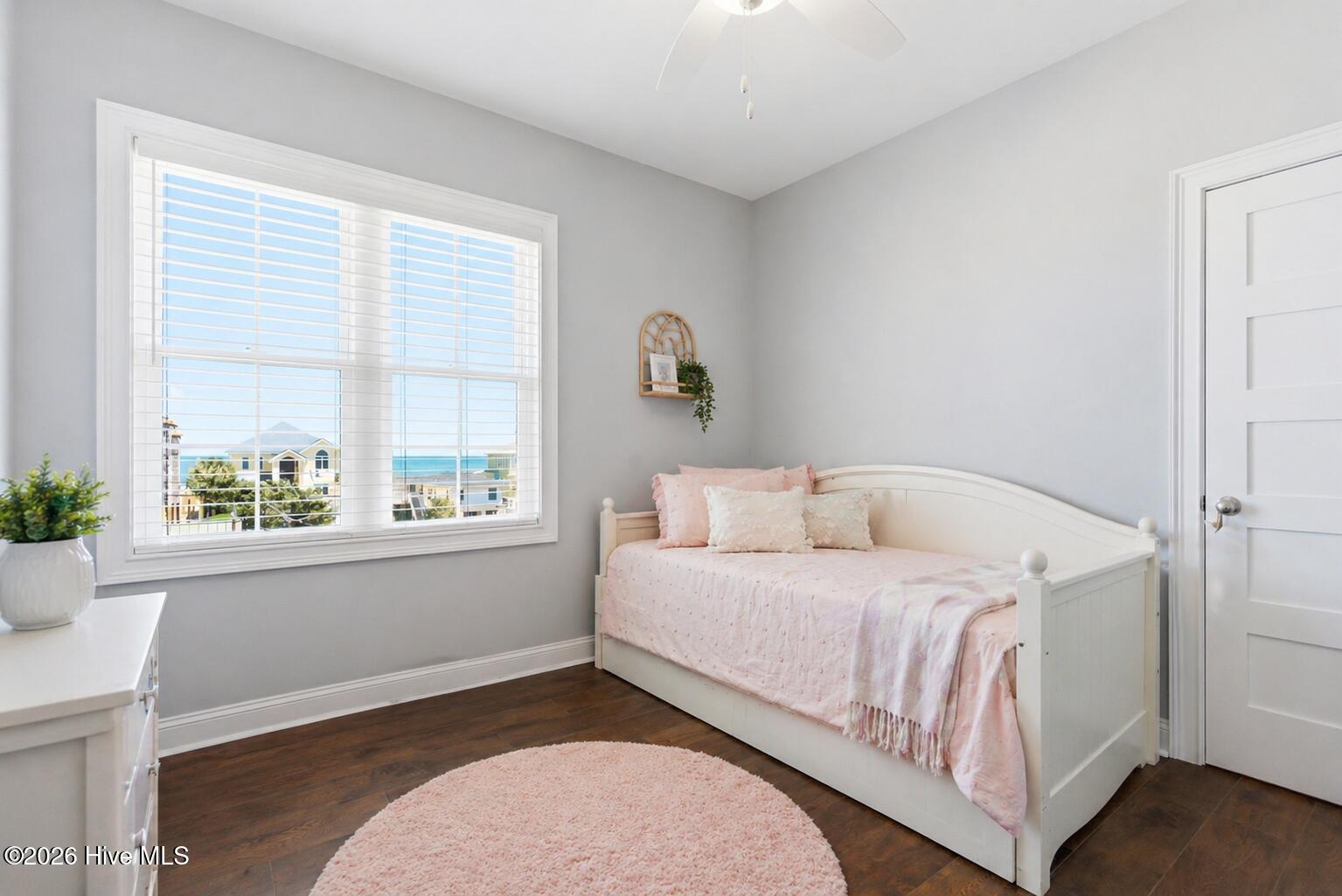 100570056 | Photo 43