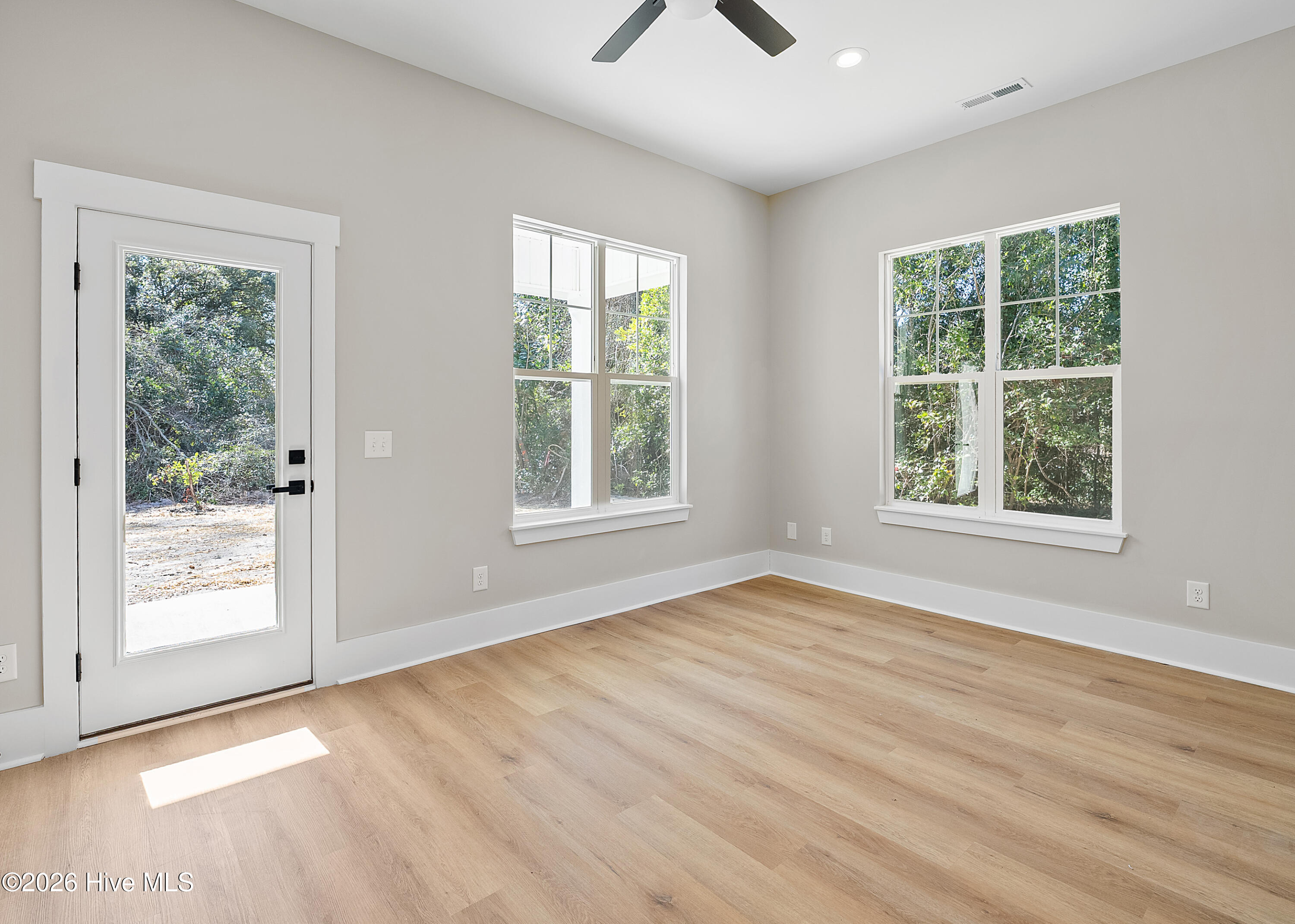 100566285 | Photo 12