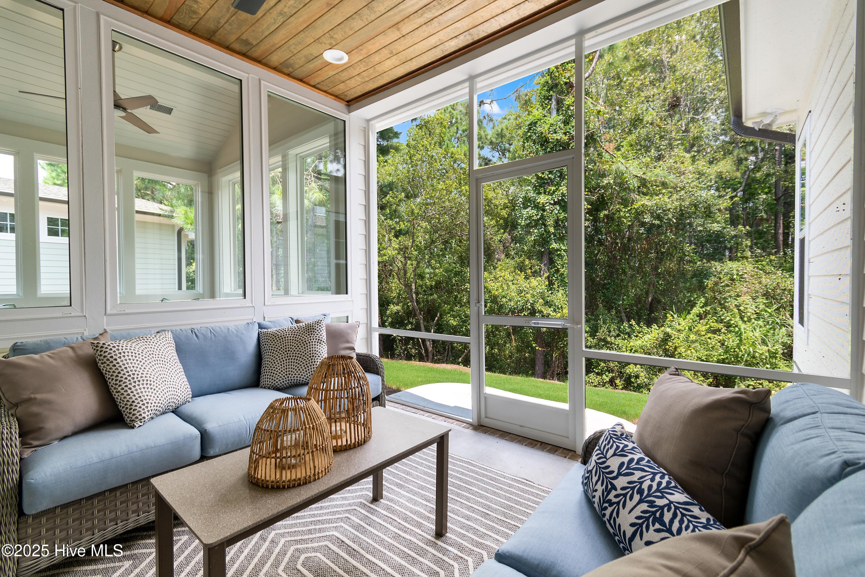 100492285 | Photo 23