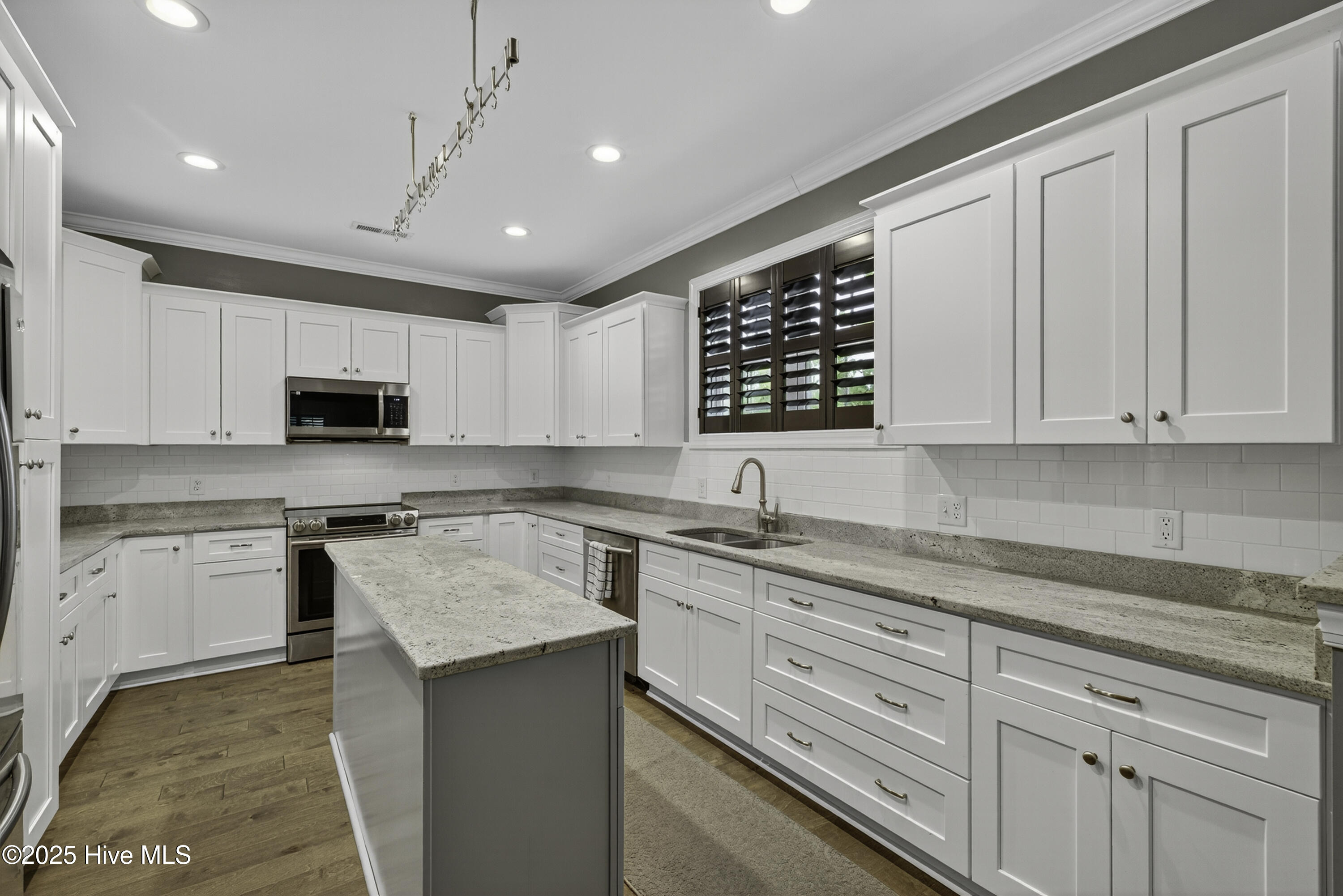 100536427 | Photo 23