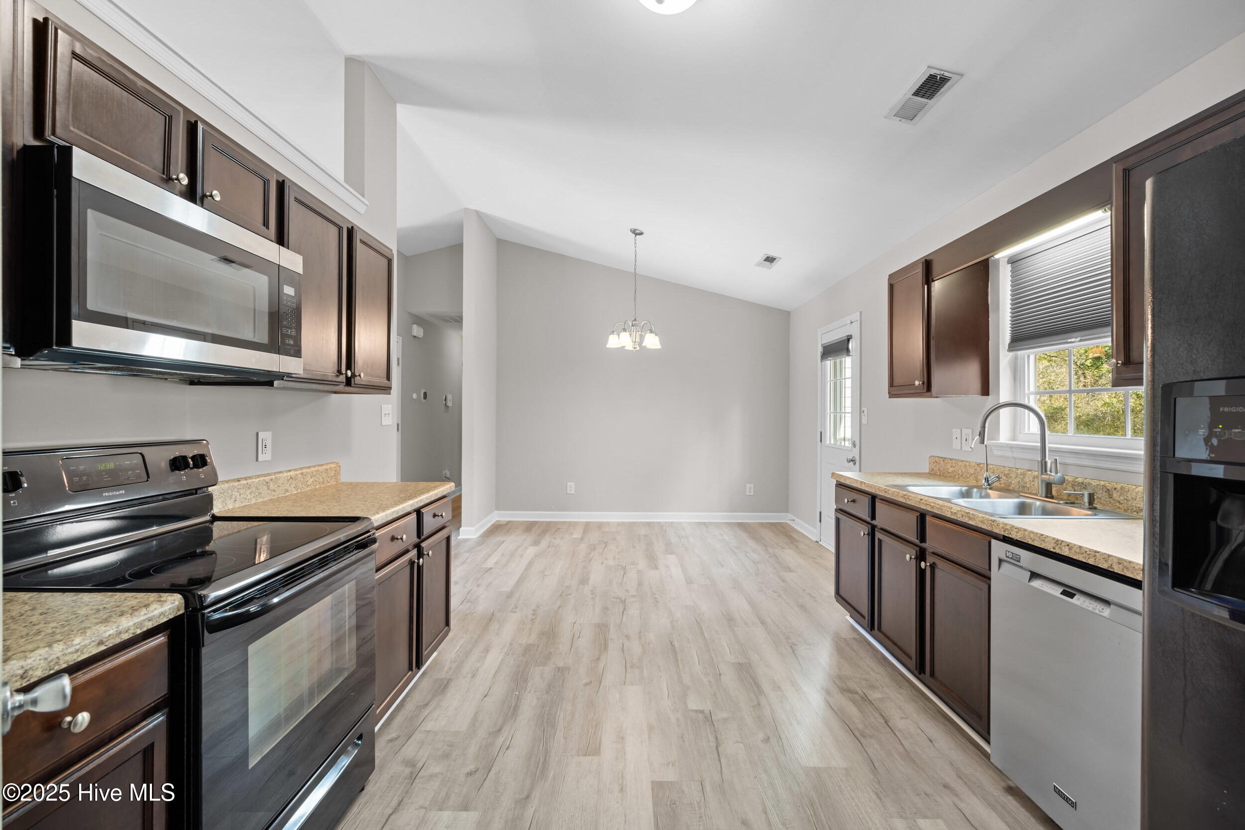 100568502 | Photo 13