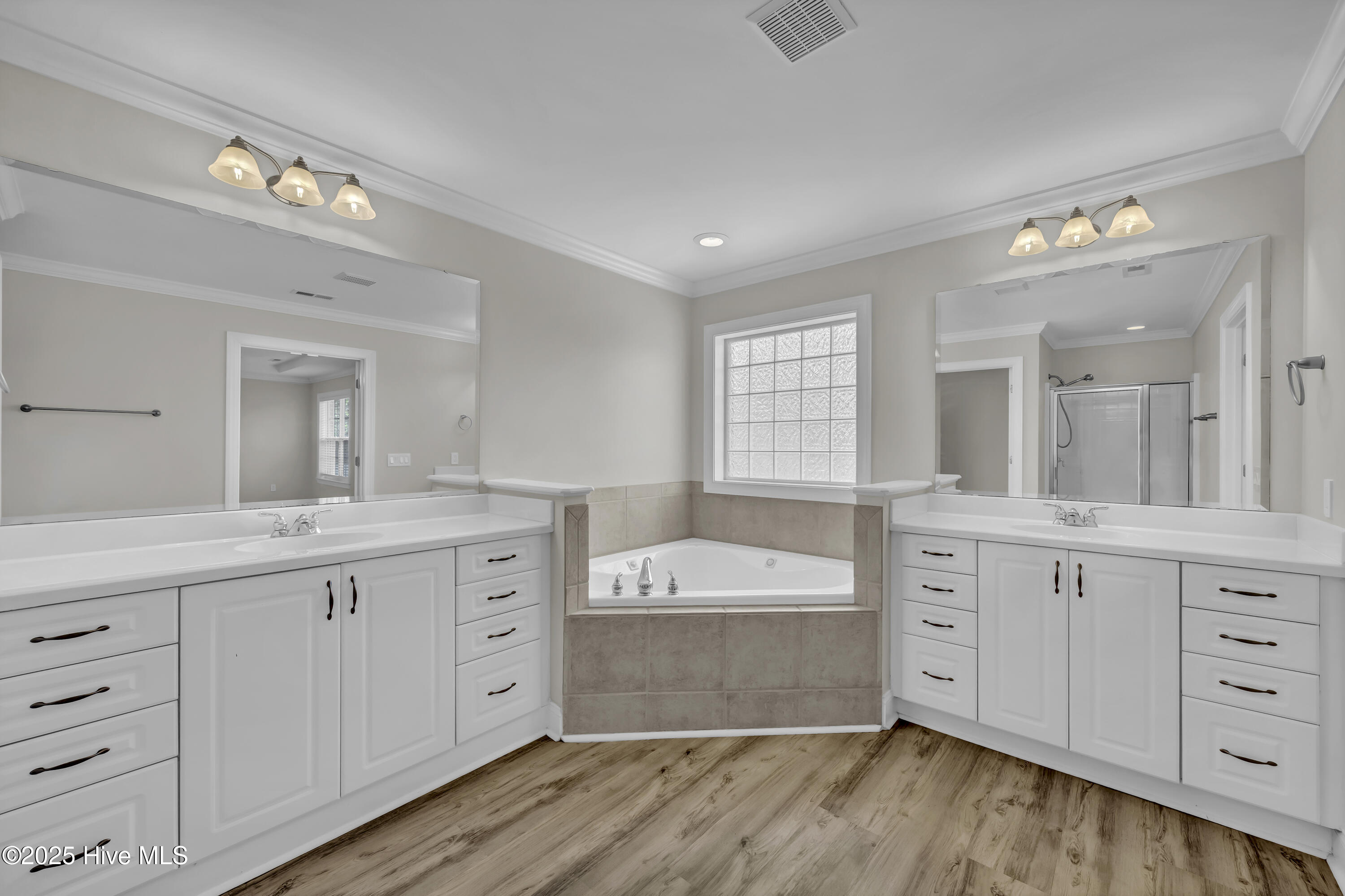 100545640 | Photo 24