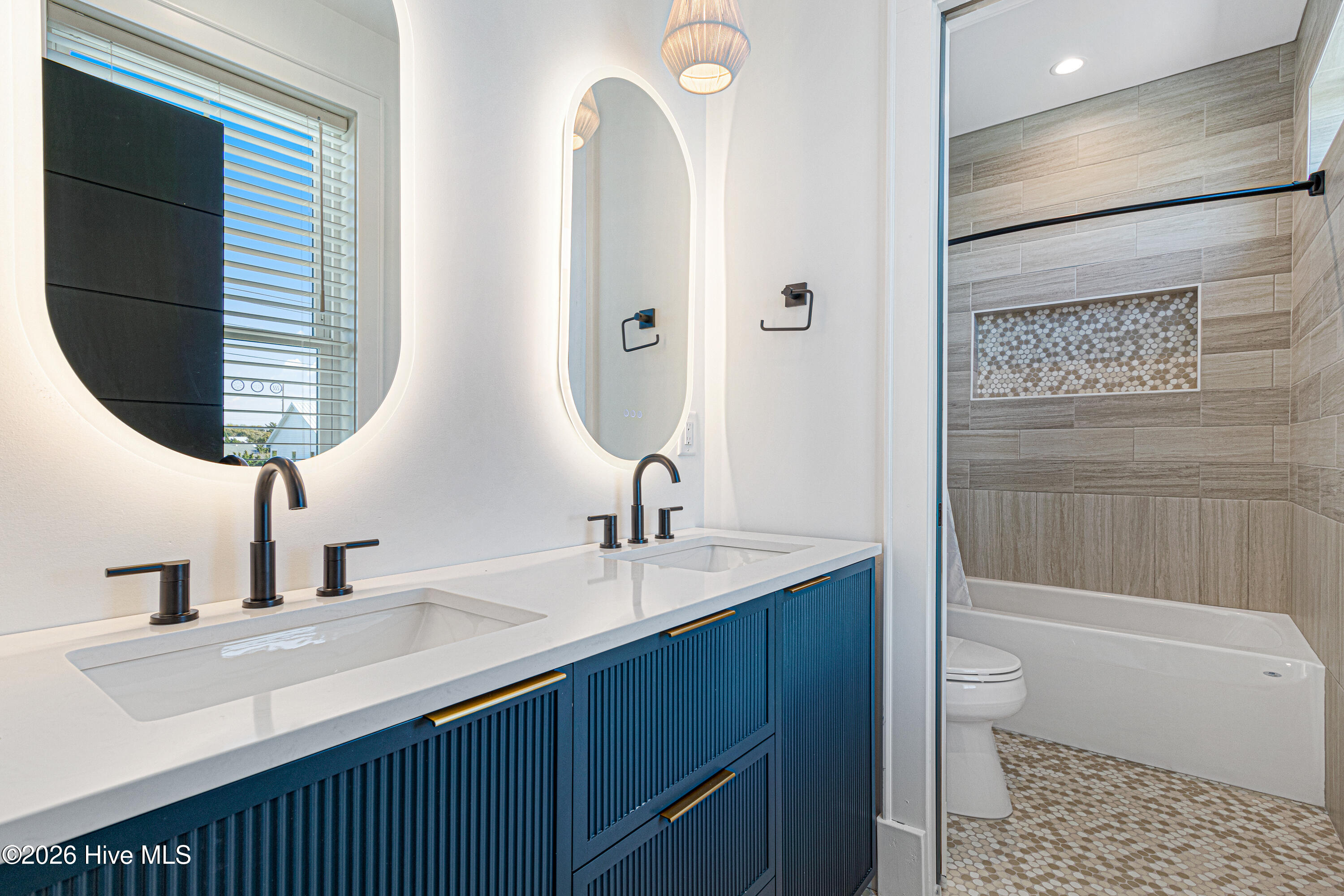 100567195 | Photo 38