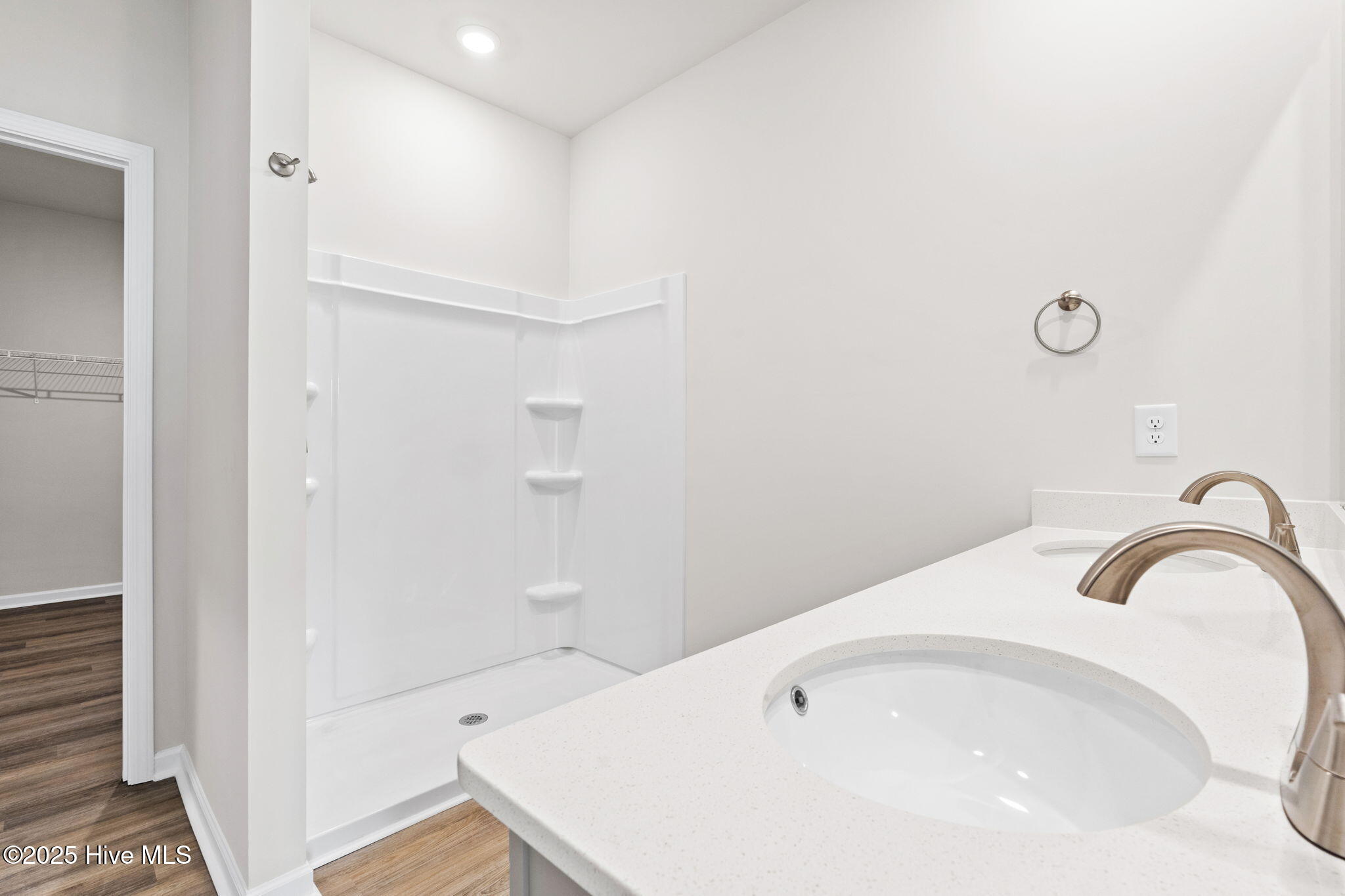 100565798 | Photo 26