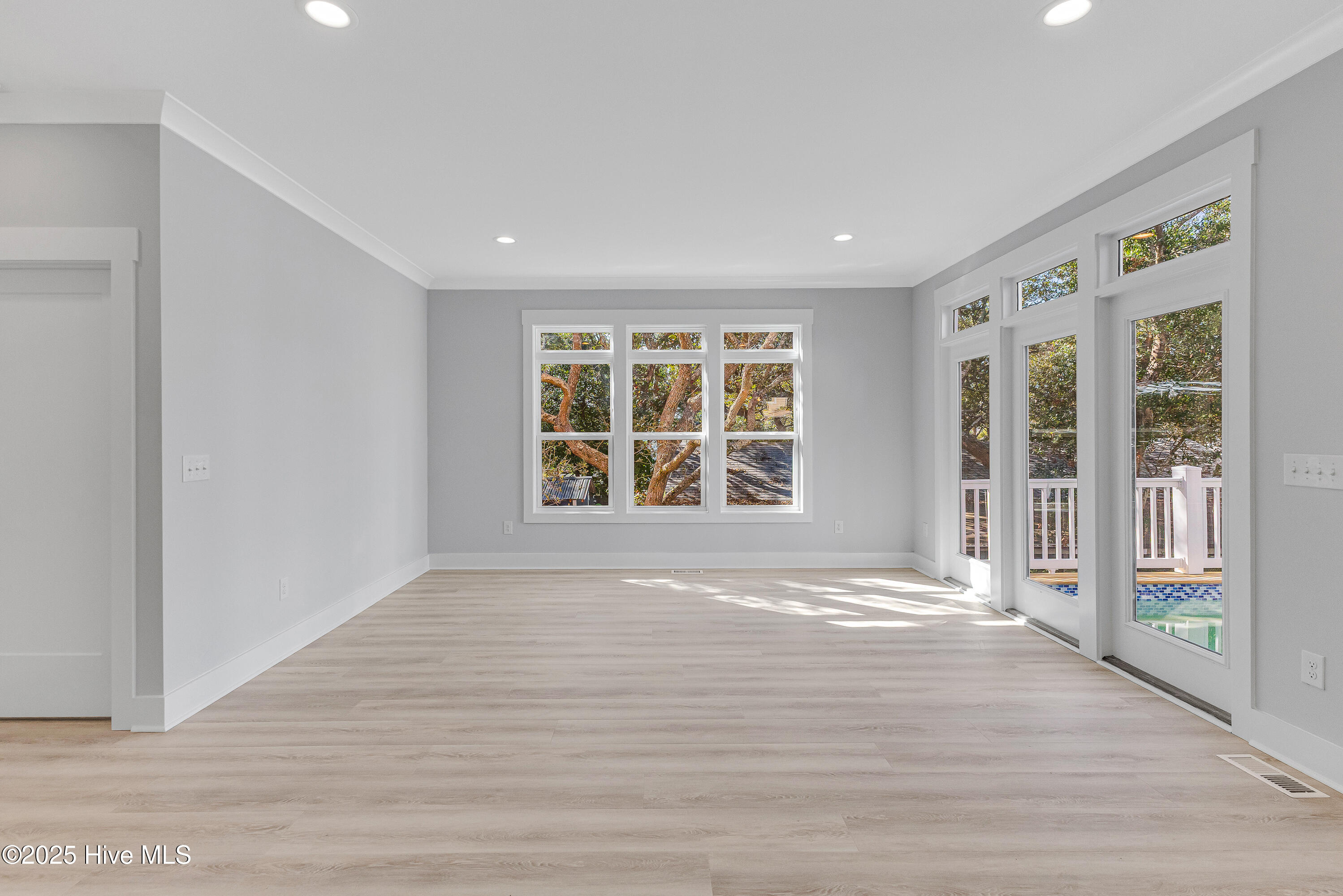 100535613 | Photo 15