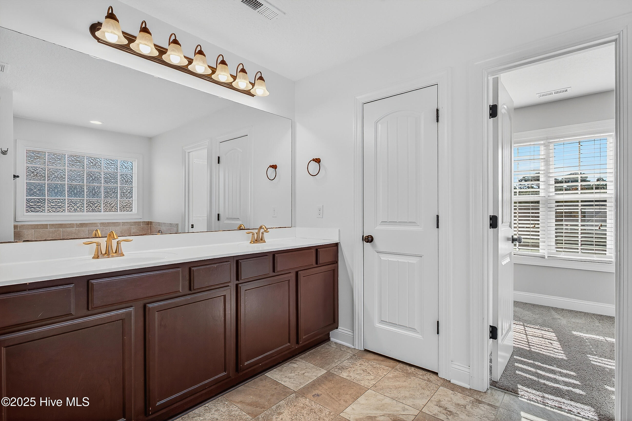 100541345 | Photo 26