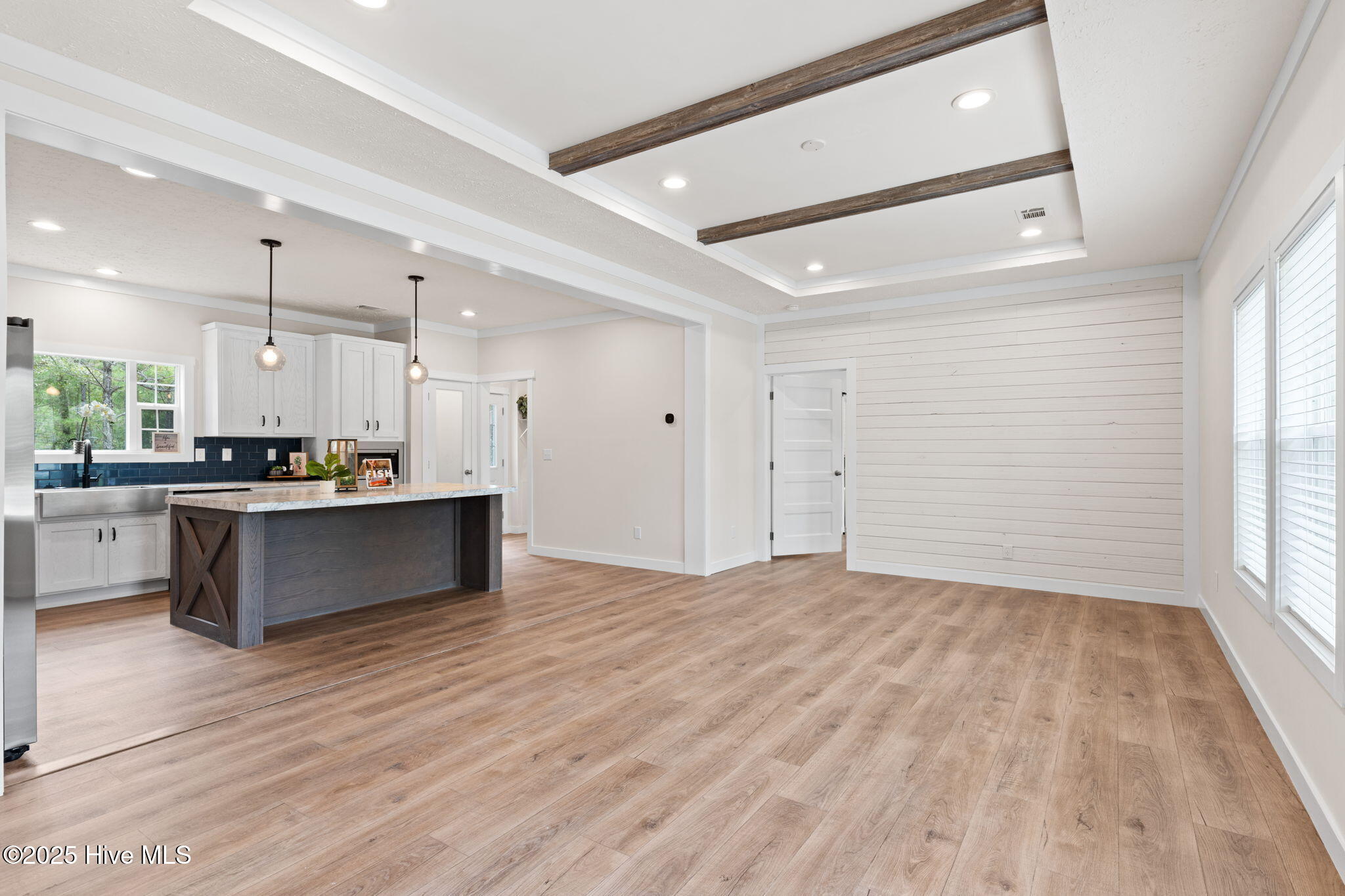 100558288 | Photo 16