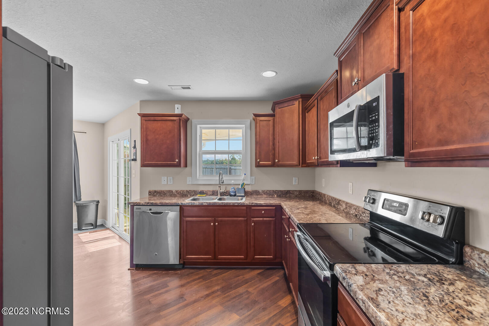 100553730 | Photo 15