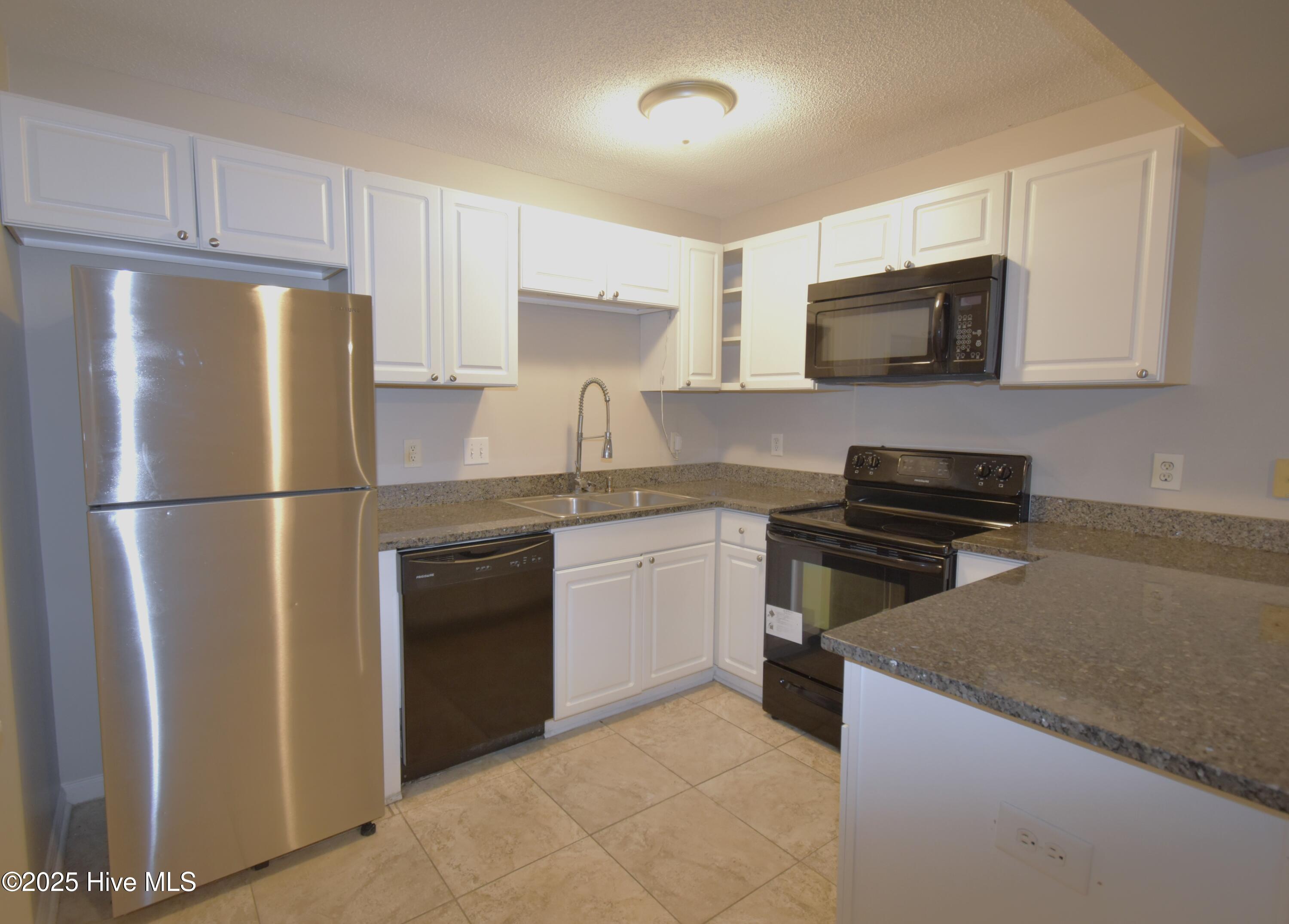 100546185 | Photo 14