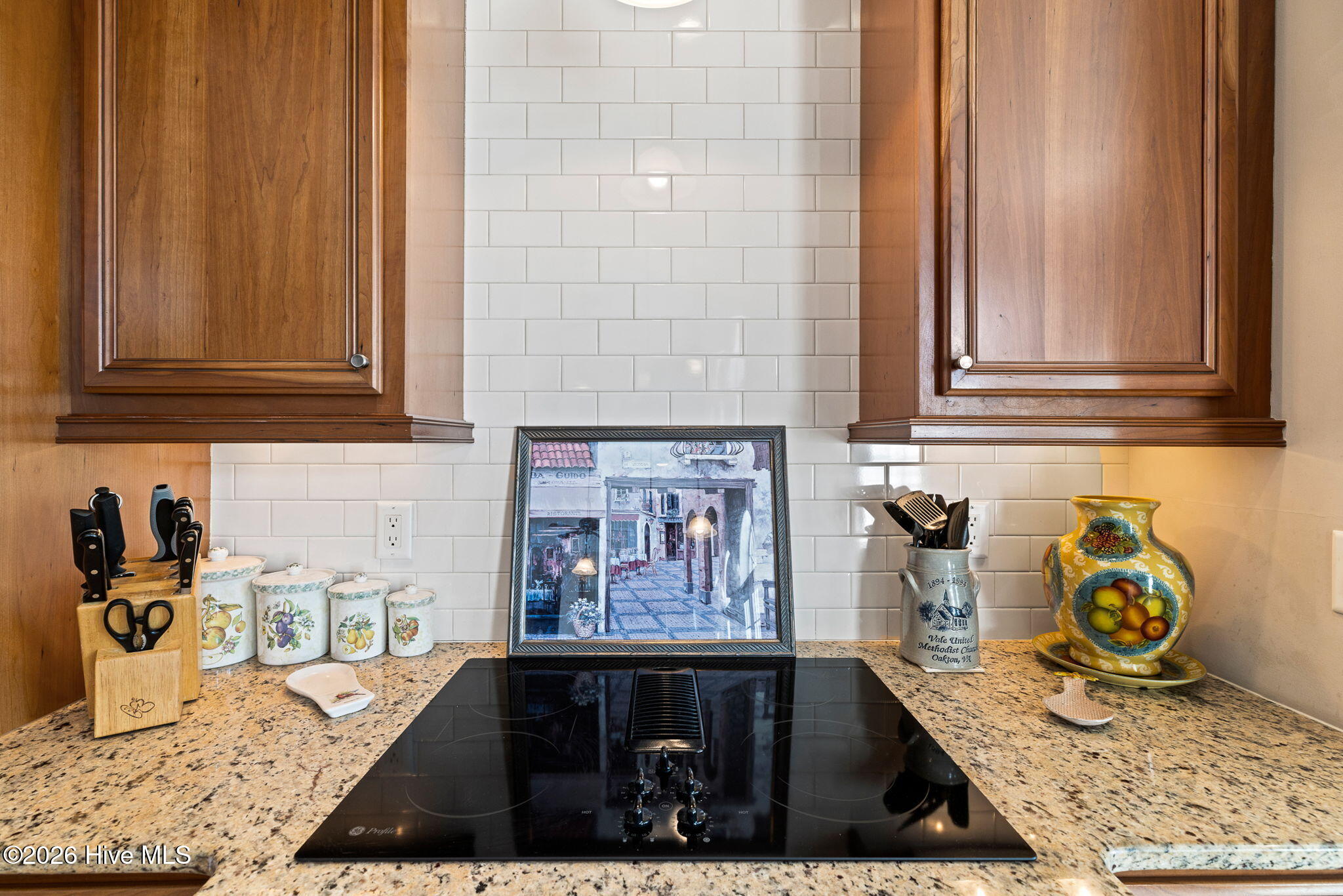 100560787 | Photo 24