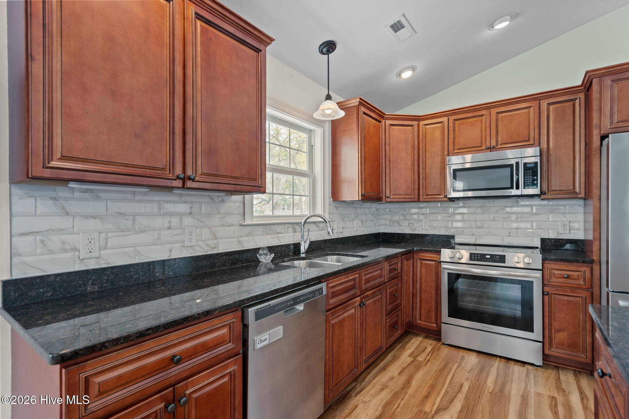 100566759 | Photo 18