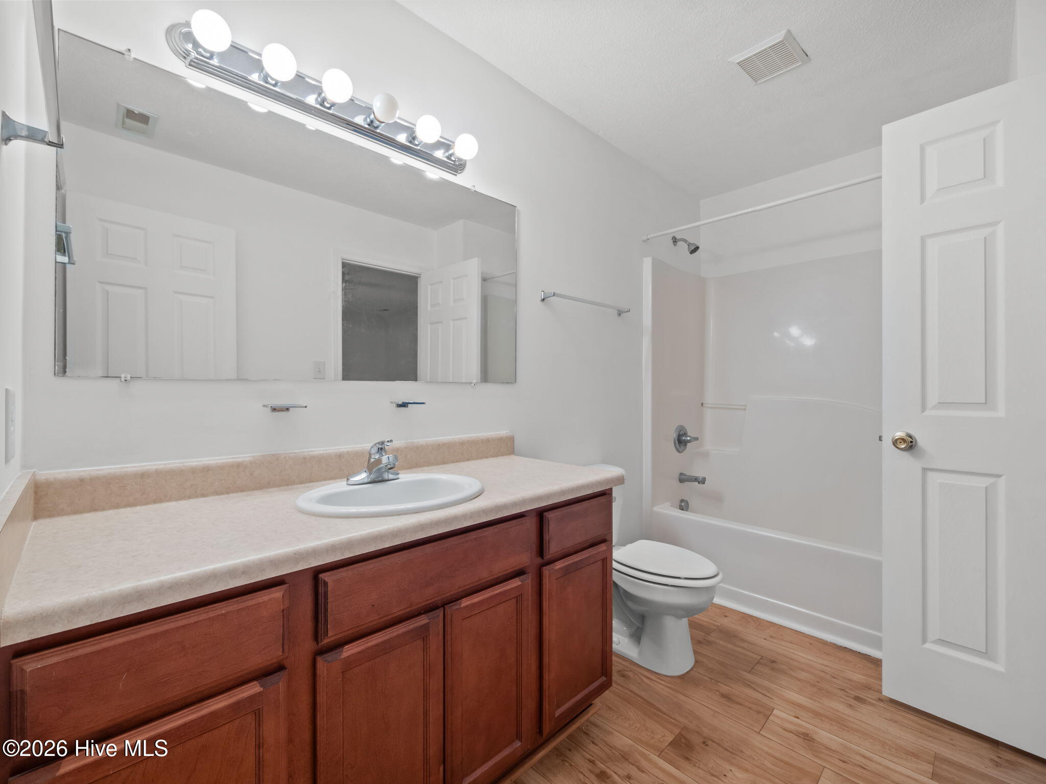 100548288 | Photo 32