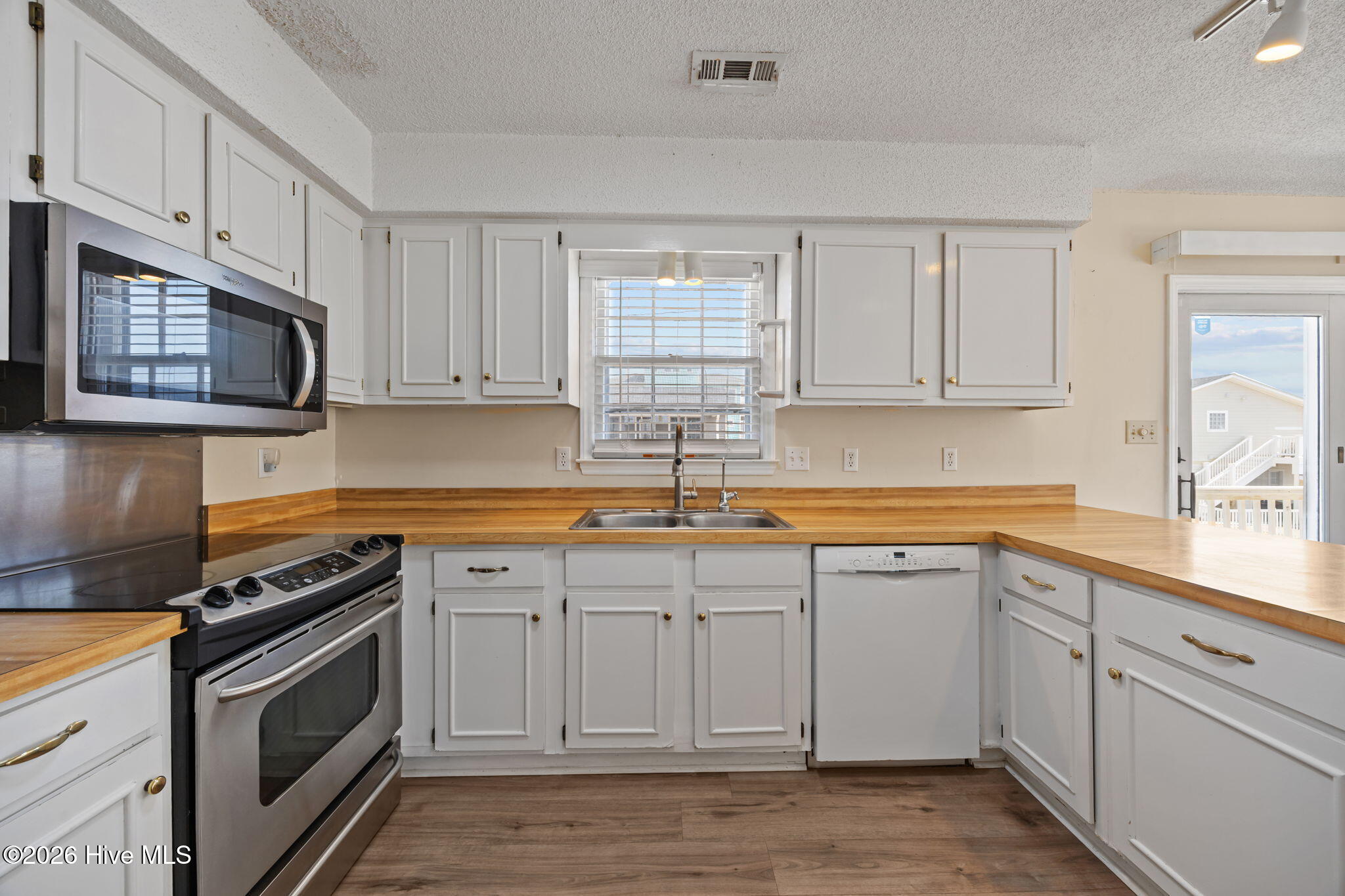 100562475 | Photo 19