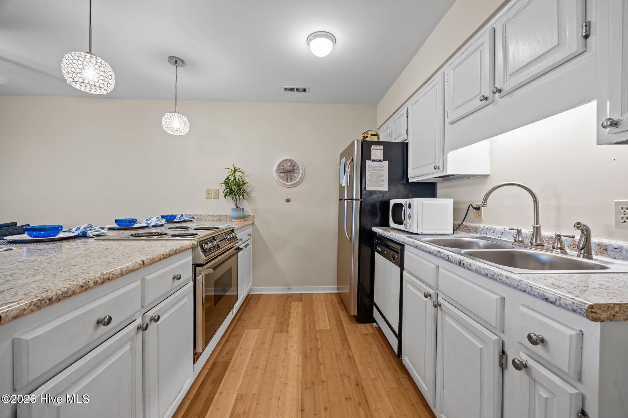 100561637 | Photo 12