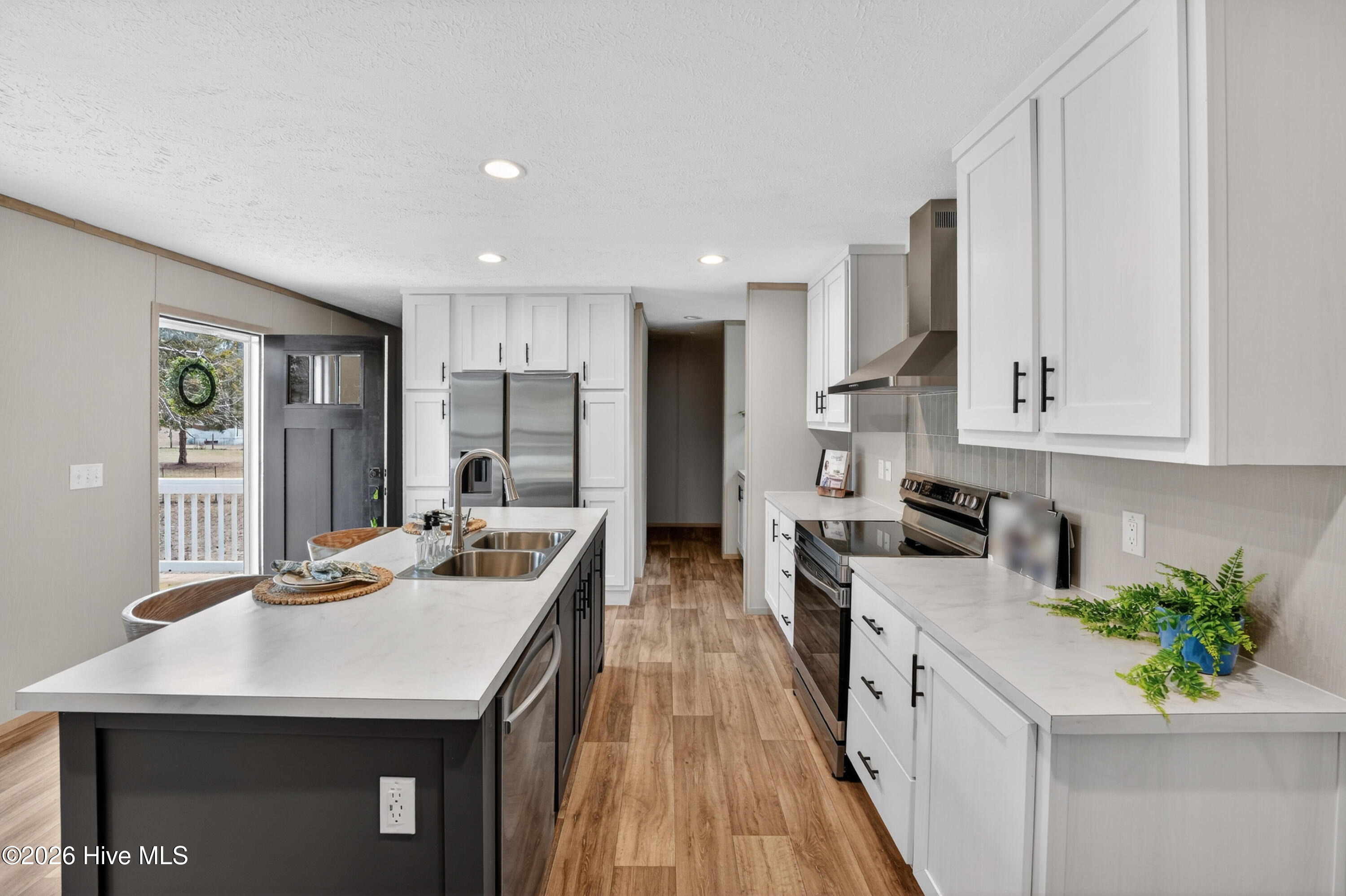 100560207 | Photo 10