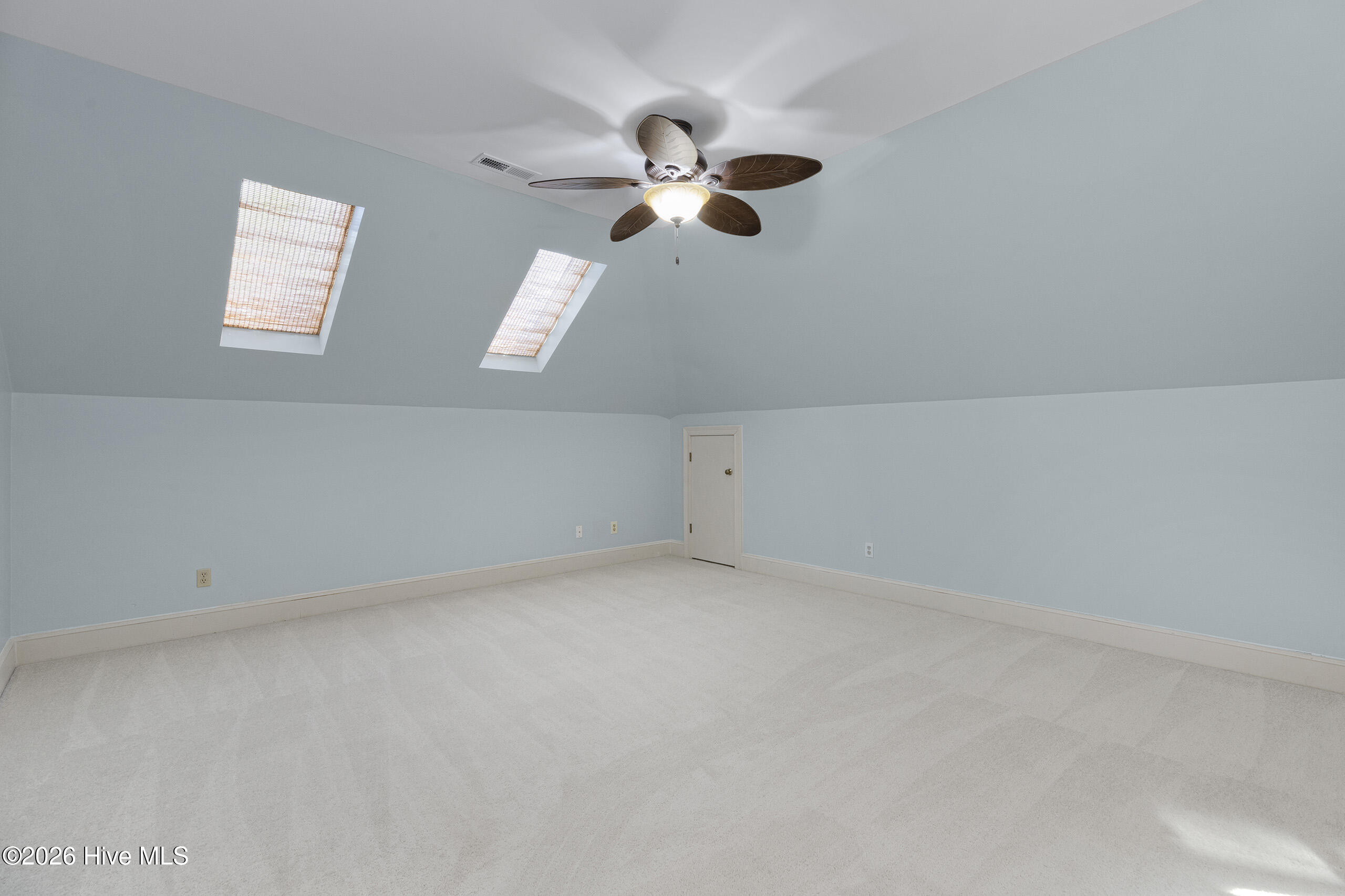 100566795 | Photo 35