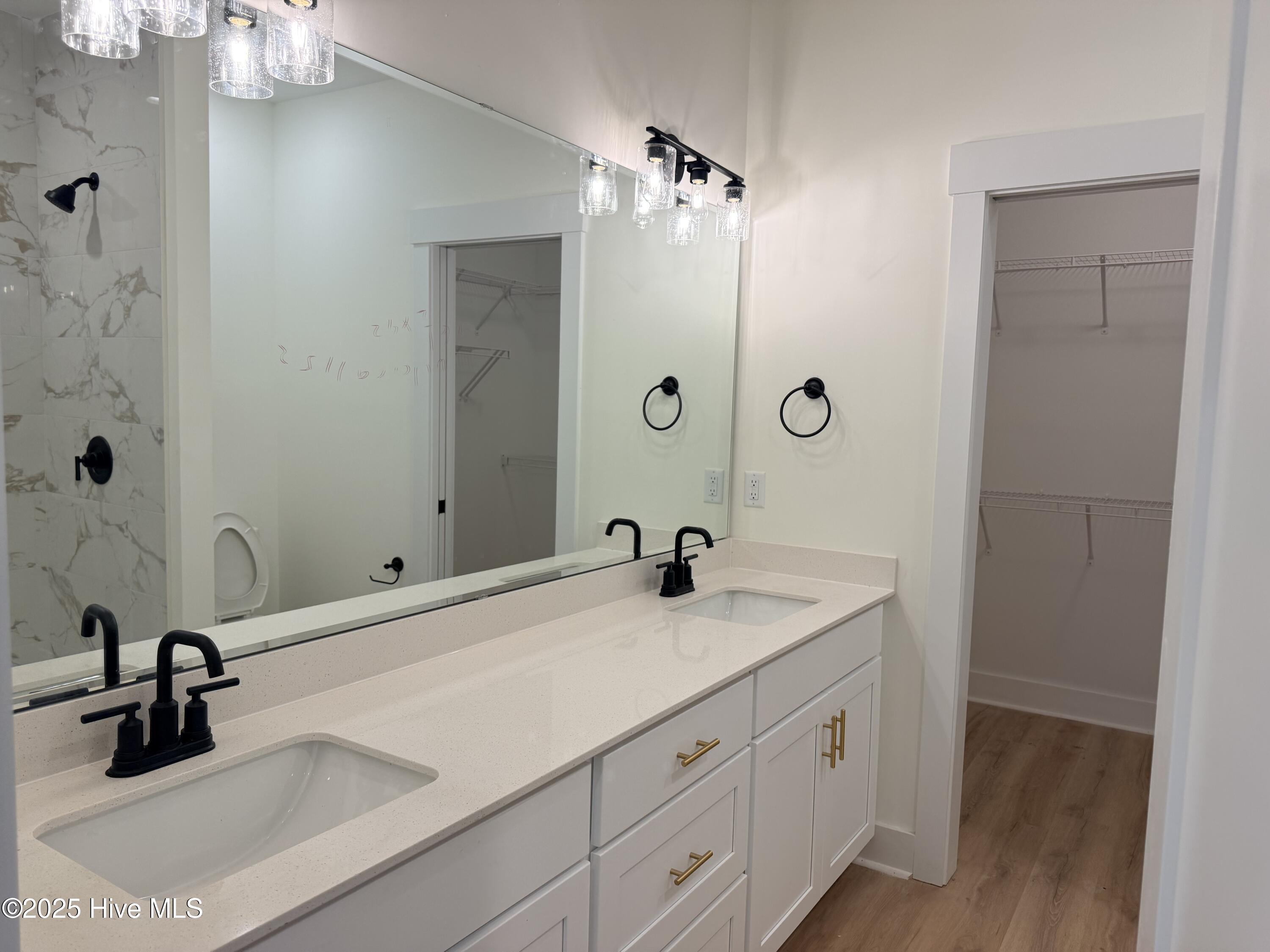 100543905 | Photo 15