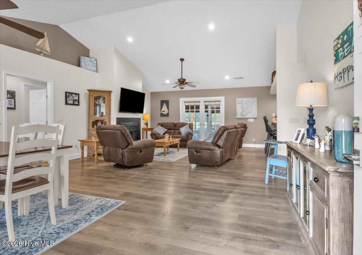 100563011 | Photo 63