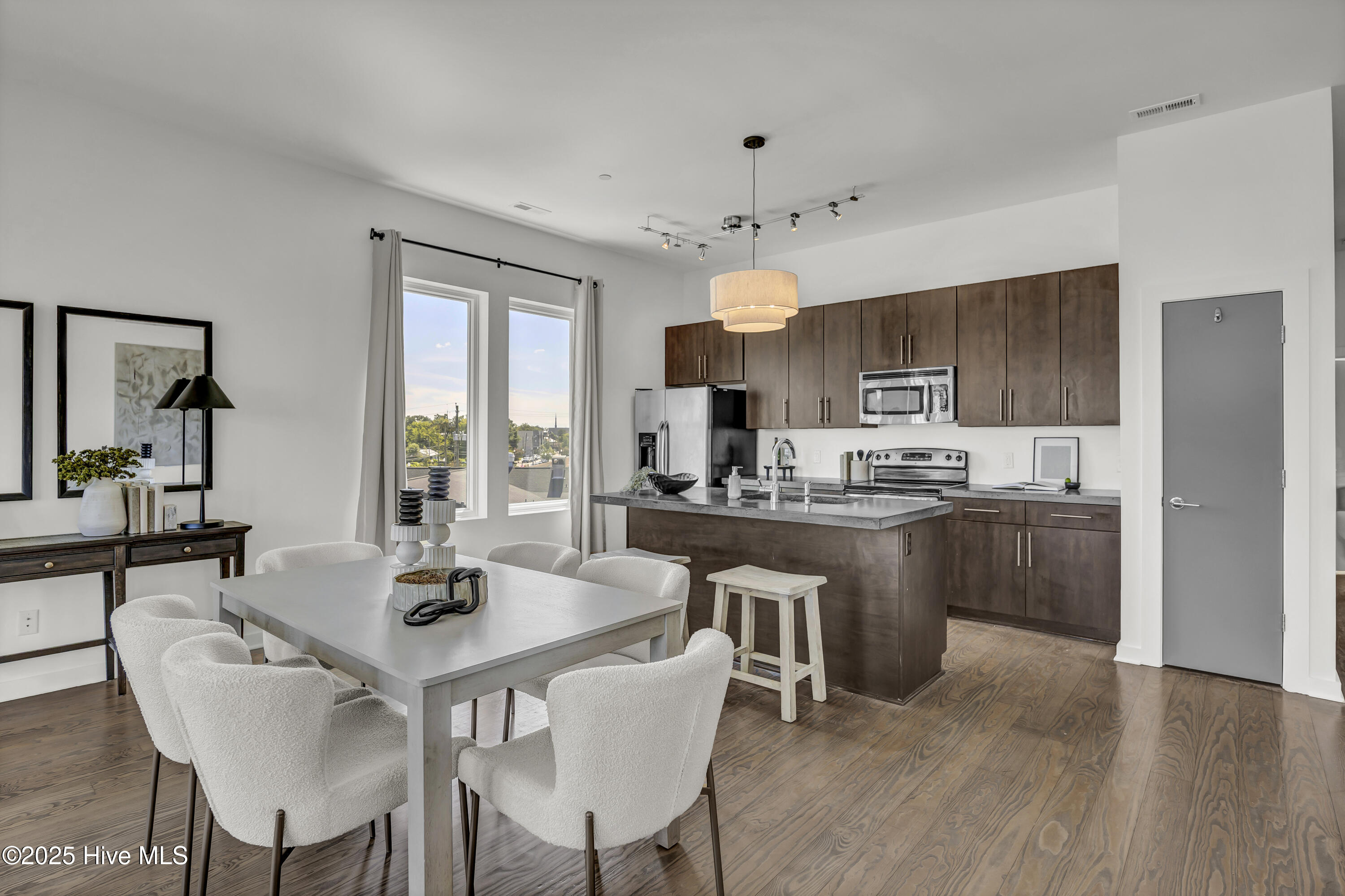 100561607 | Photo 11