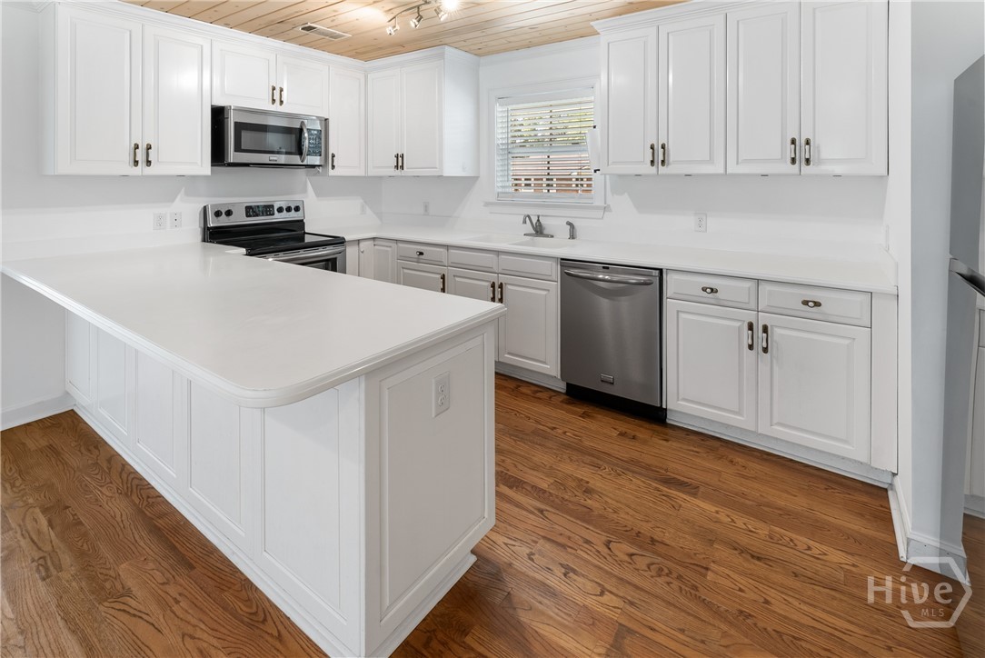Open kitchen to family room