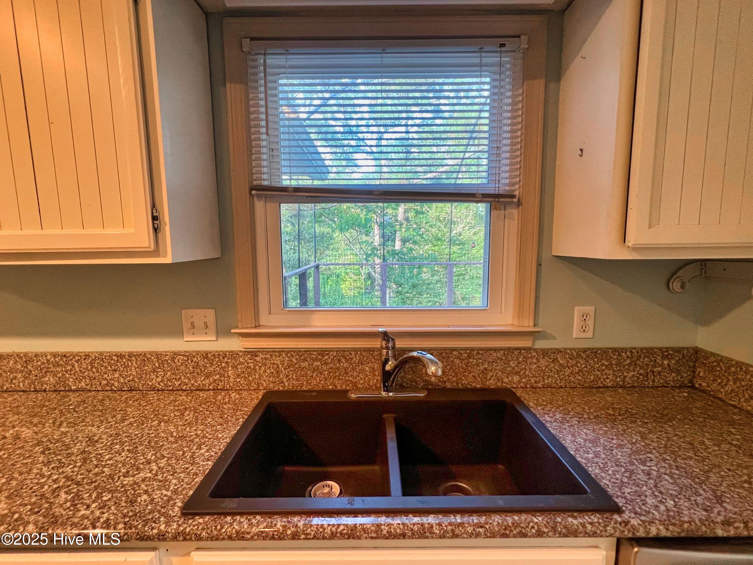 100521049 | Photo 16