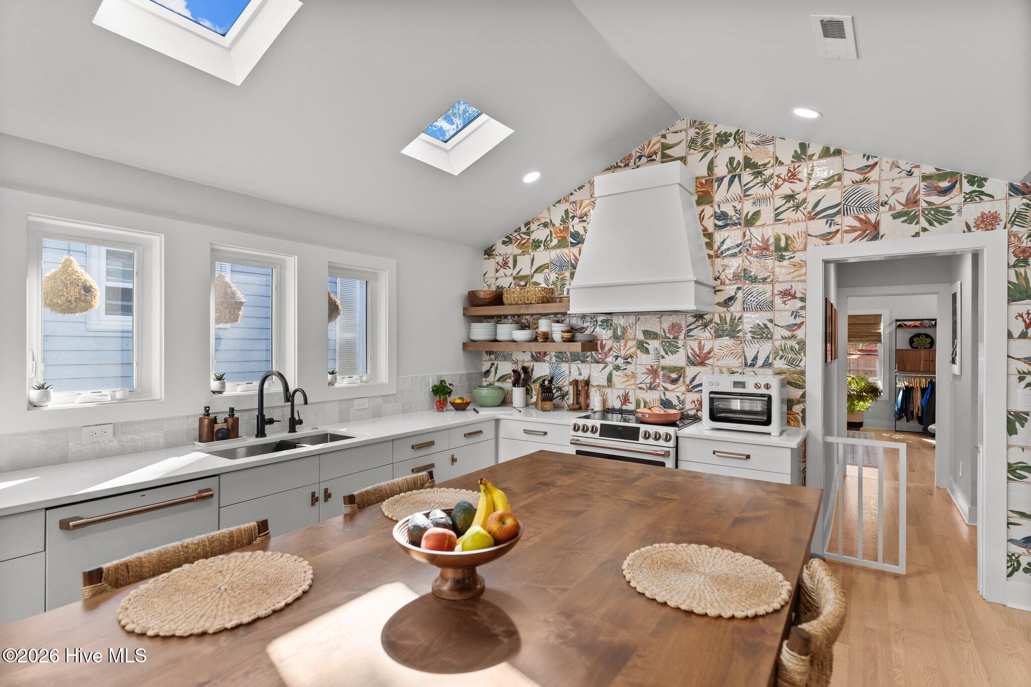 100557813 | Photo 13