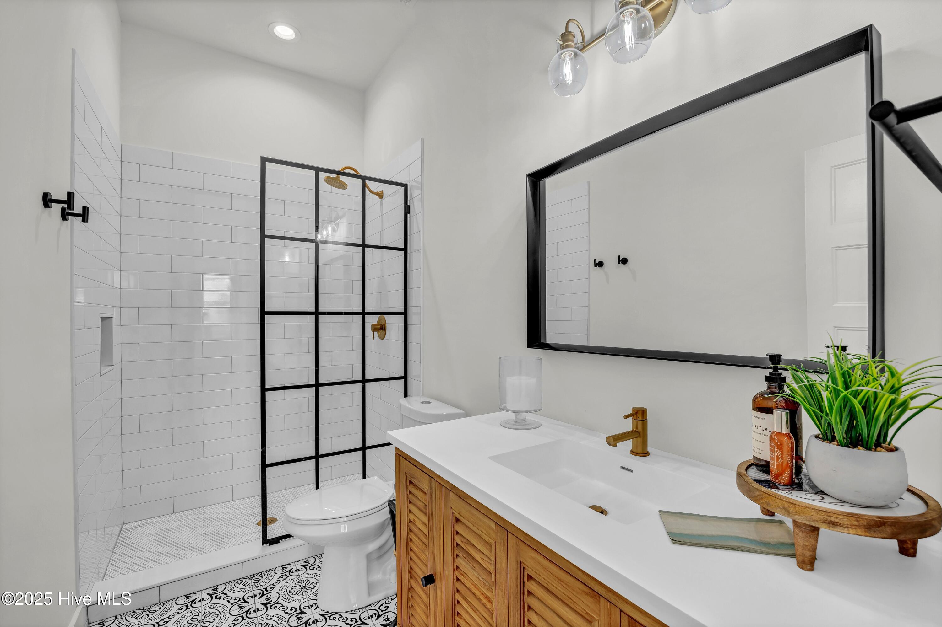 100543127 | Photo 46