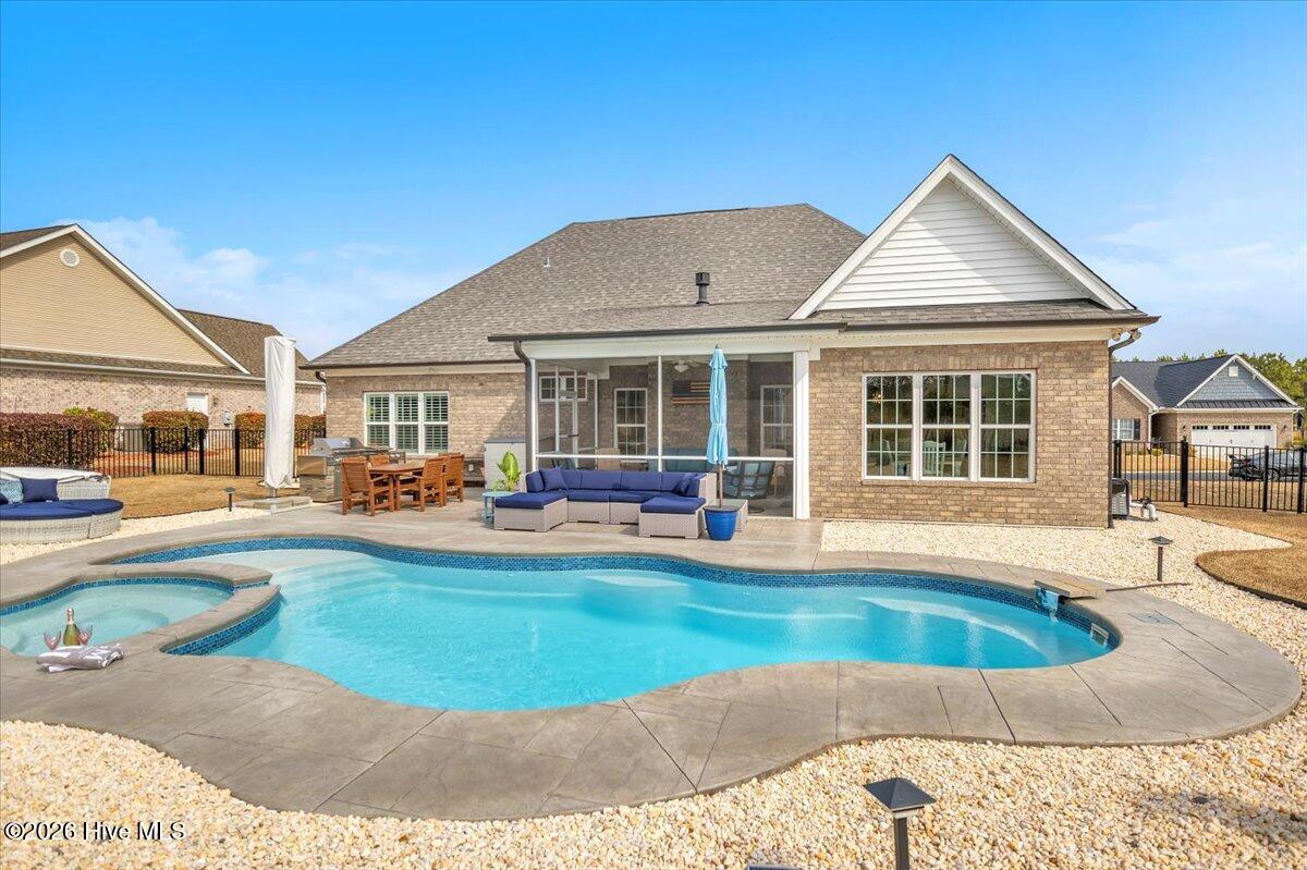 100556210 | Photo 60