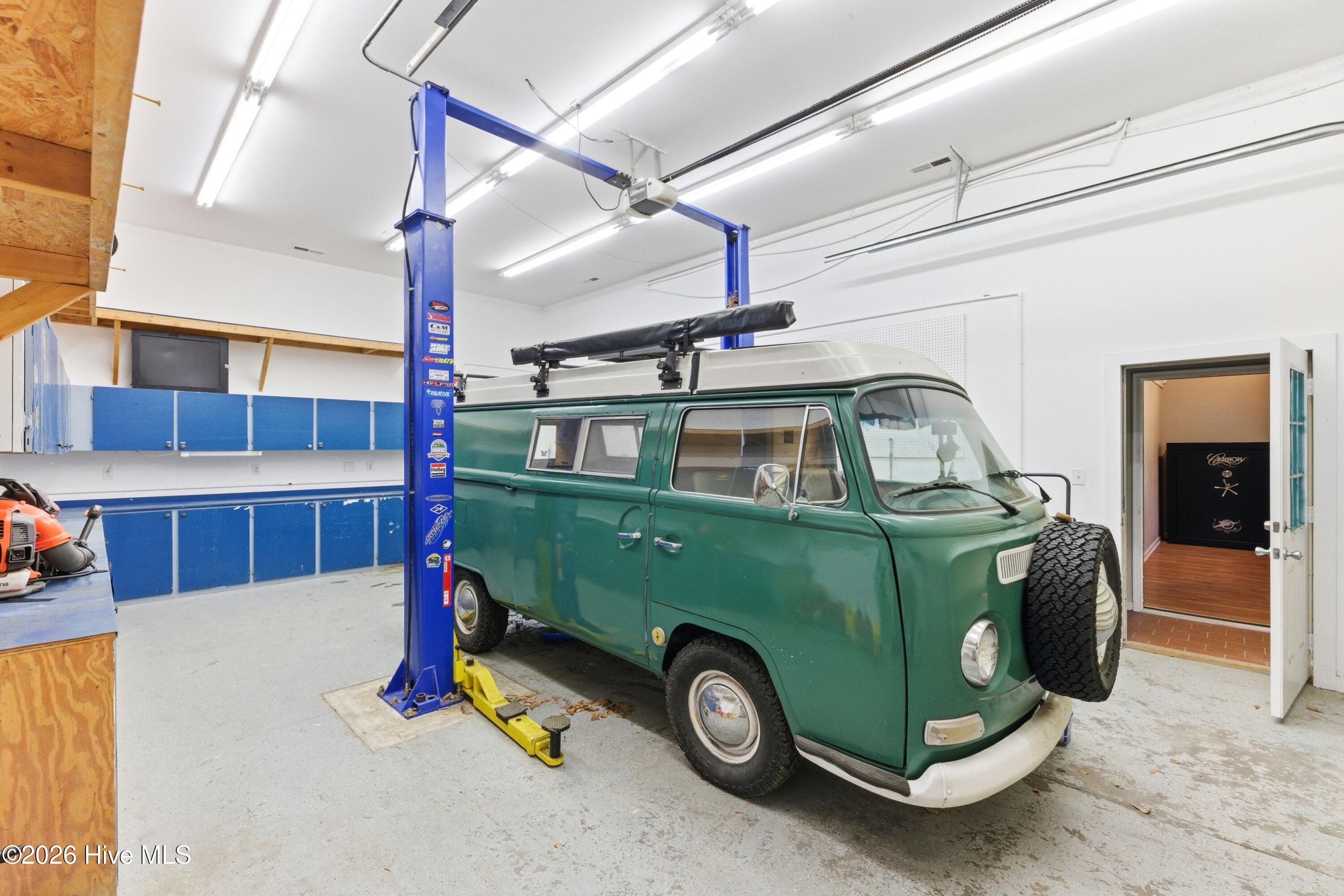 100564216 | Photo 44