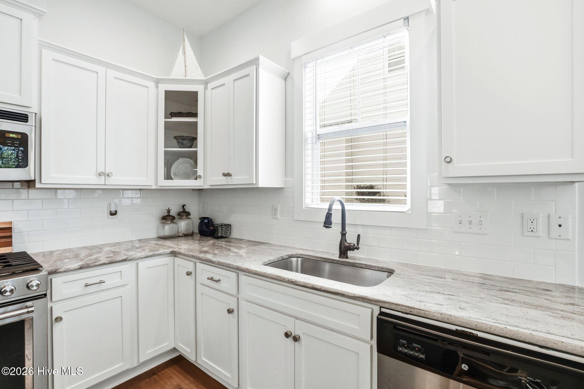 100565220 | Photo 19