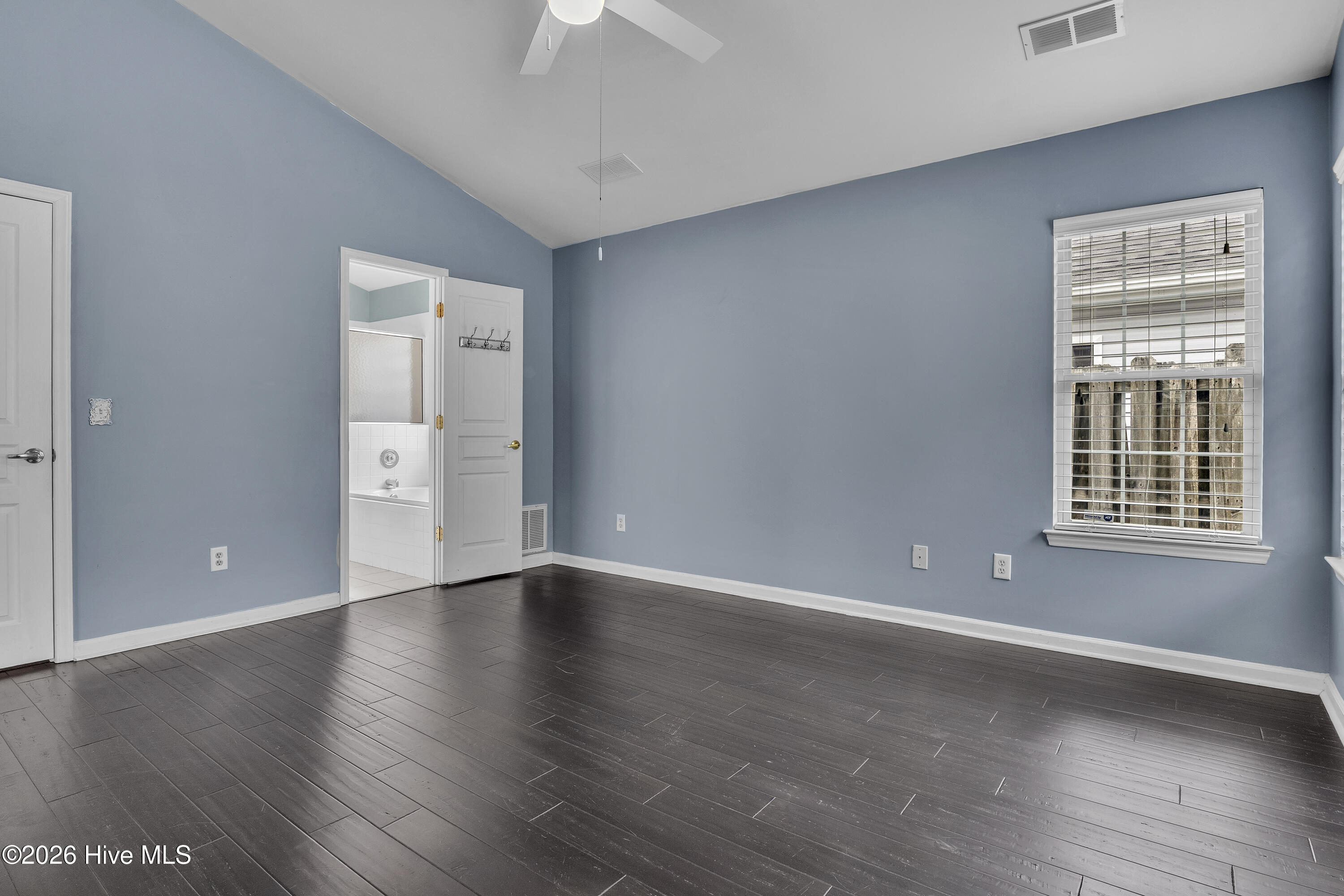 100560677 | Photo 16