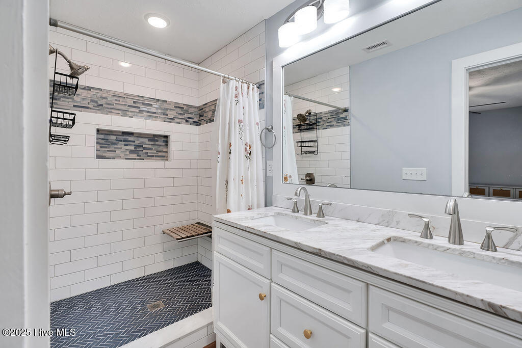 100539374 | Photo 25